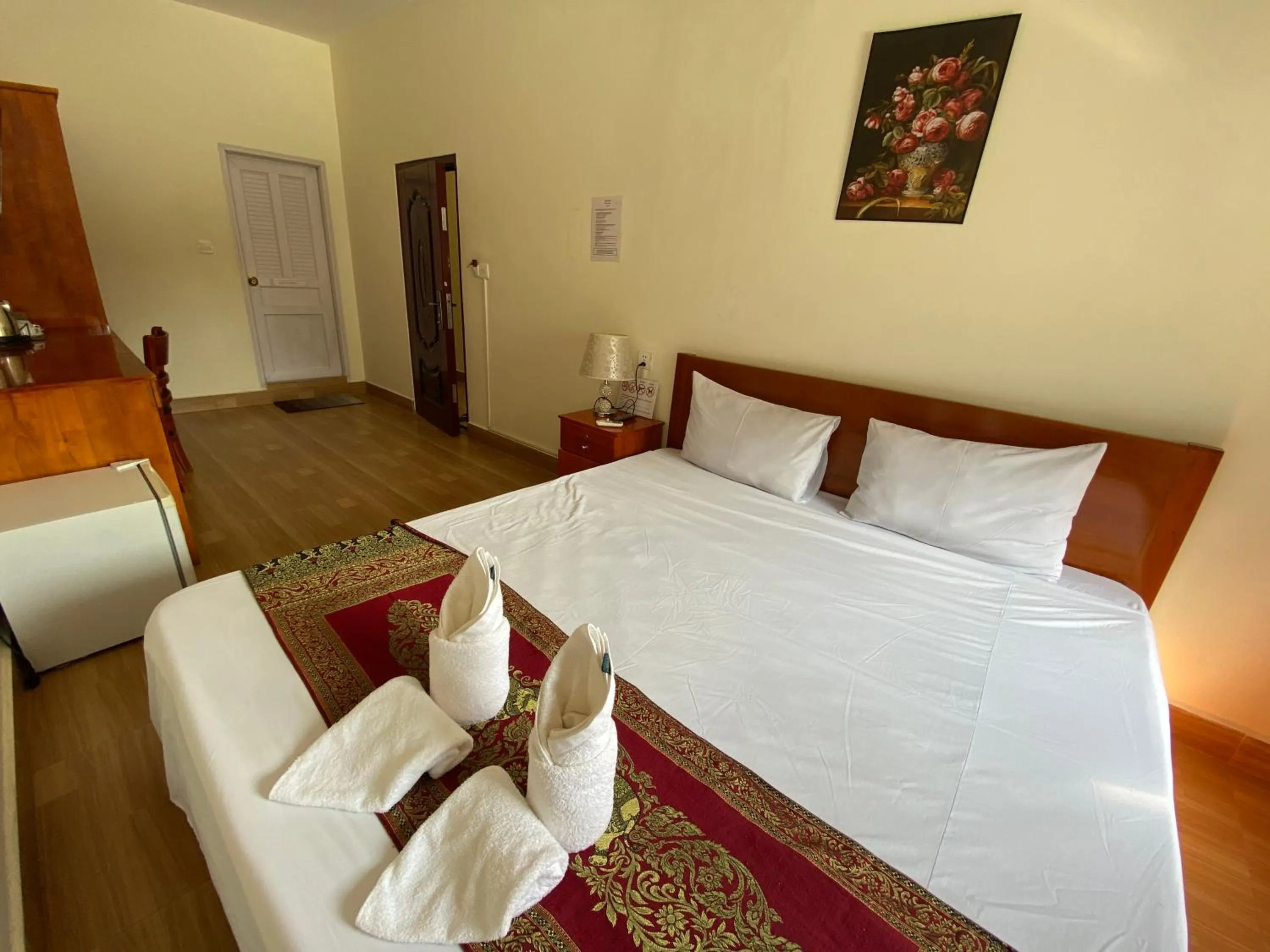 Photo of the whole room, Bed in Phnom Penh Le Vincent Hotel