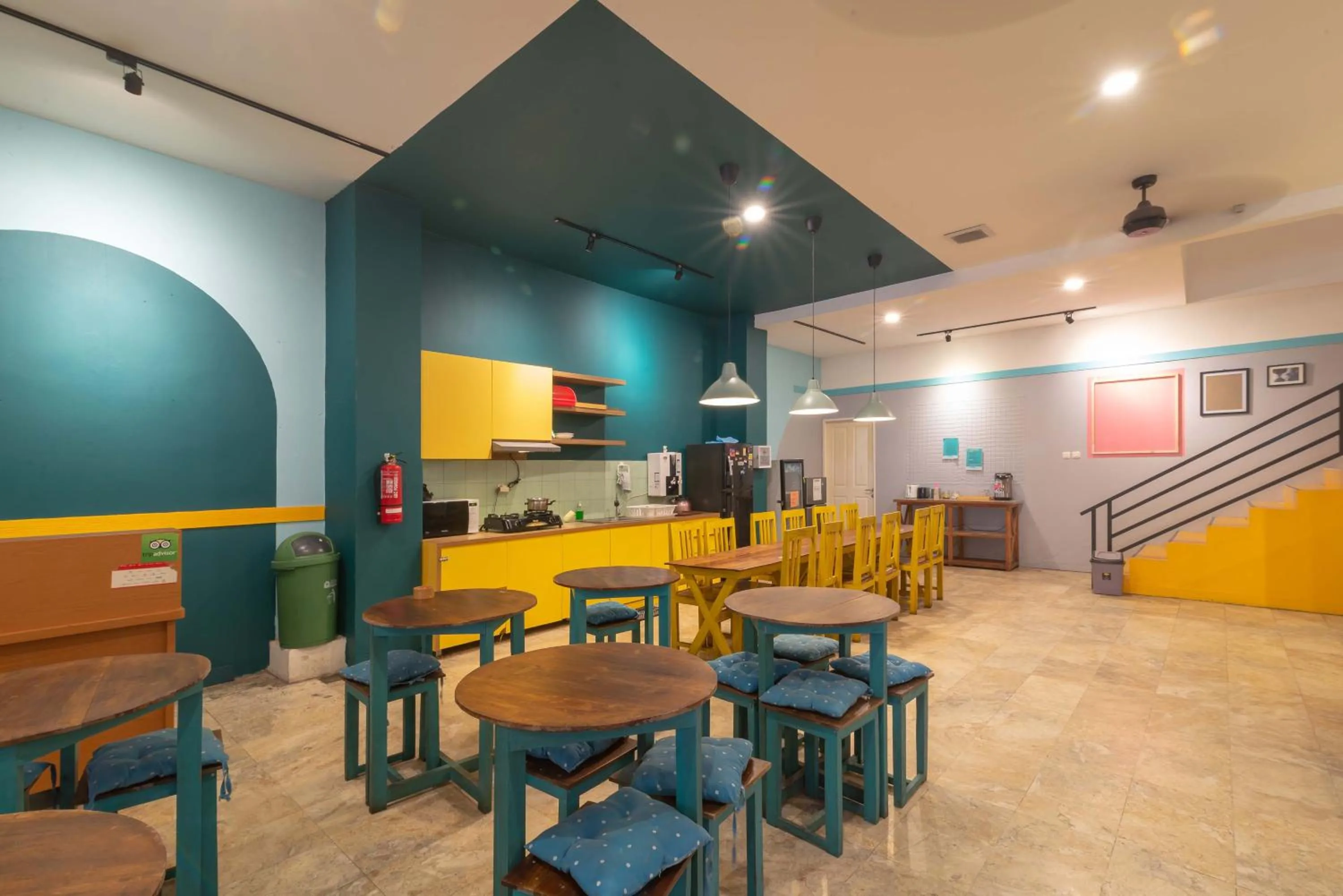 Communal kitchen in Wonderloft Hostel Kota Tua