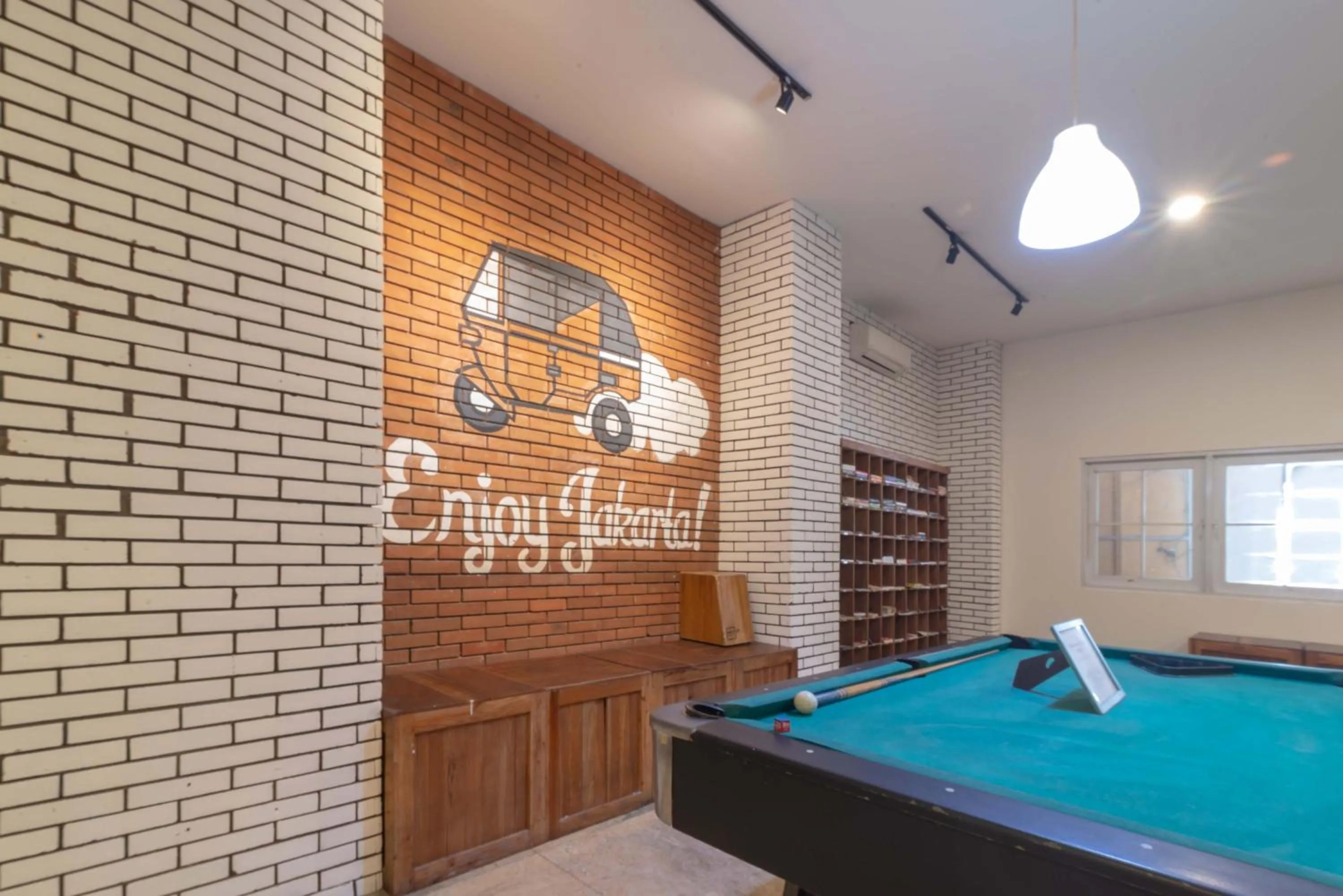 Billiard in Wonderloft Hostel Kota Tua