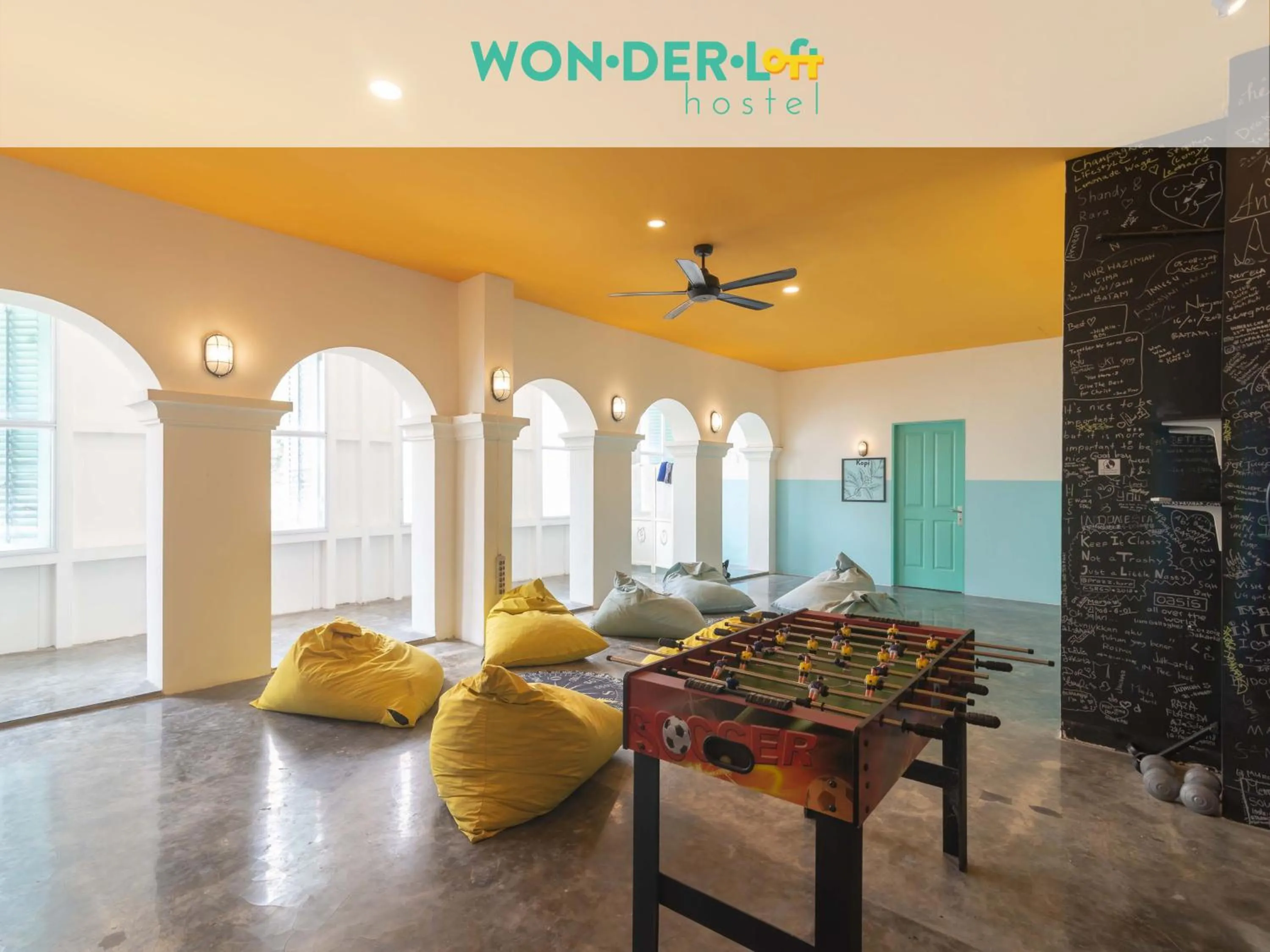 Lounge or bar in Wonderloft Hostel Kota Tua