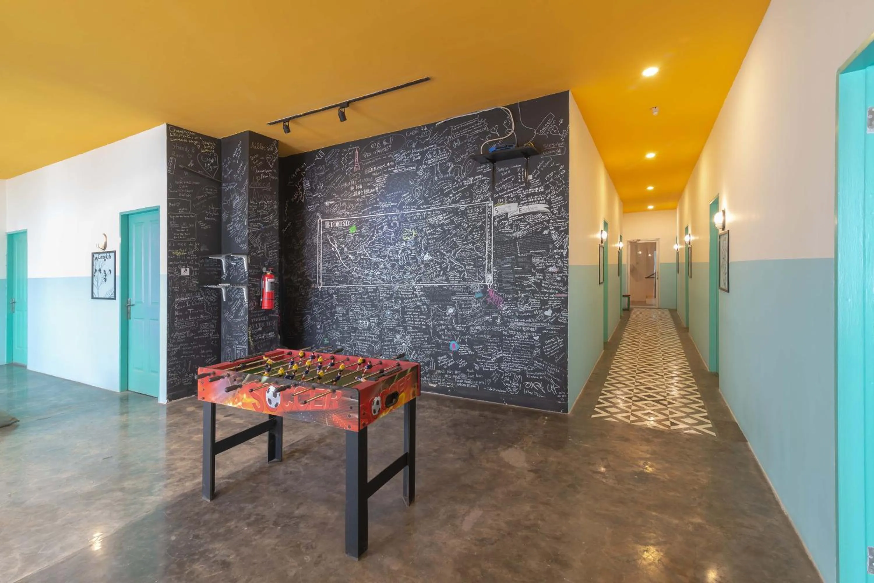 Communal lounge/ TV room in Wonderloft Hostel Kota Tua