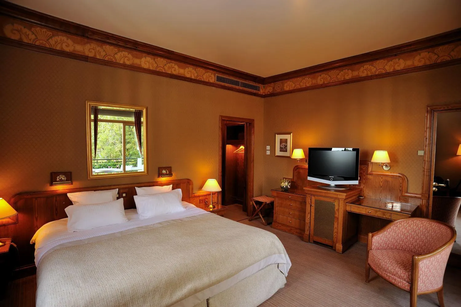 Bedroom, Bed in Le Grand Hôtel - Domaine De Divonne