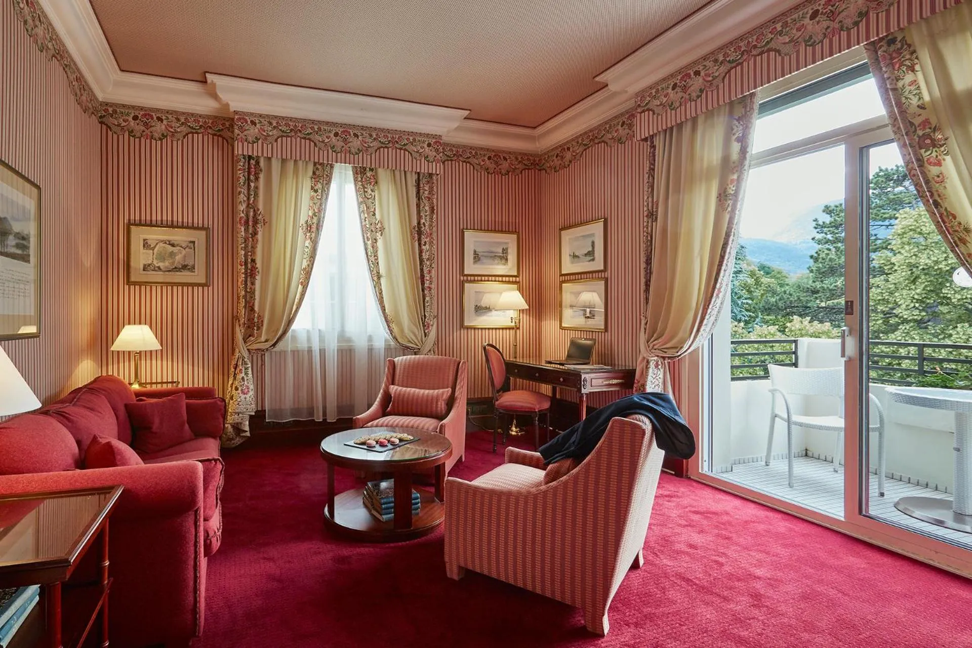 Seating area in Le Grand Hôtel - Domaine De Divonne