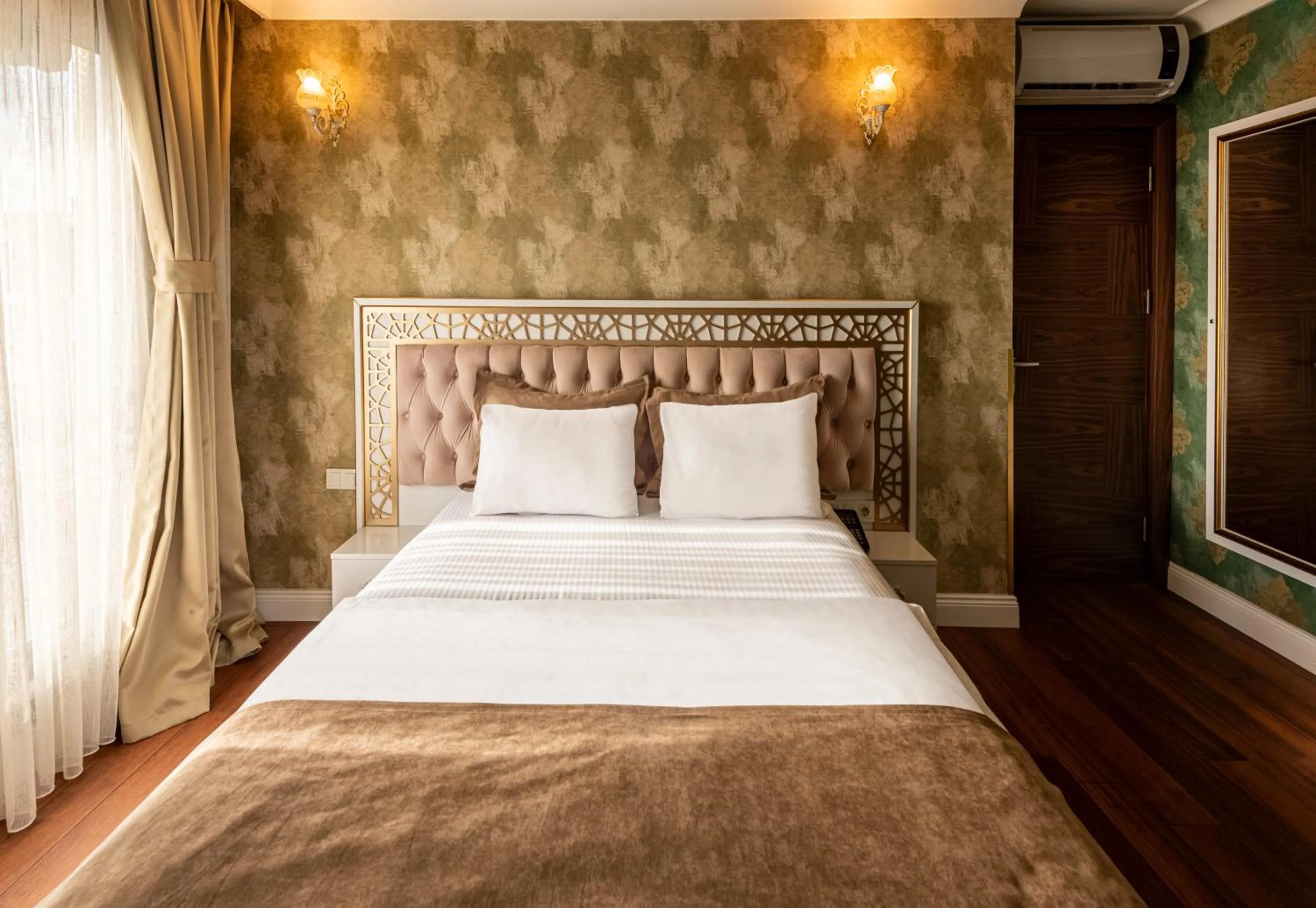 Bed in Golden Dream Otel