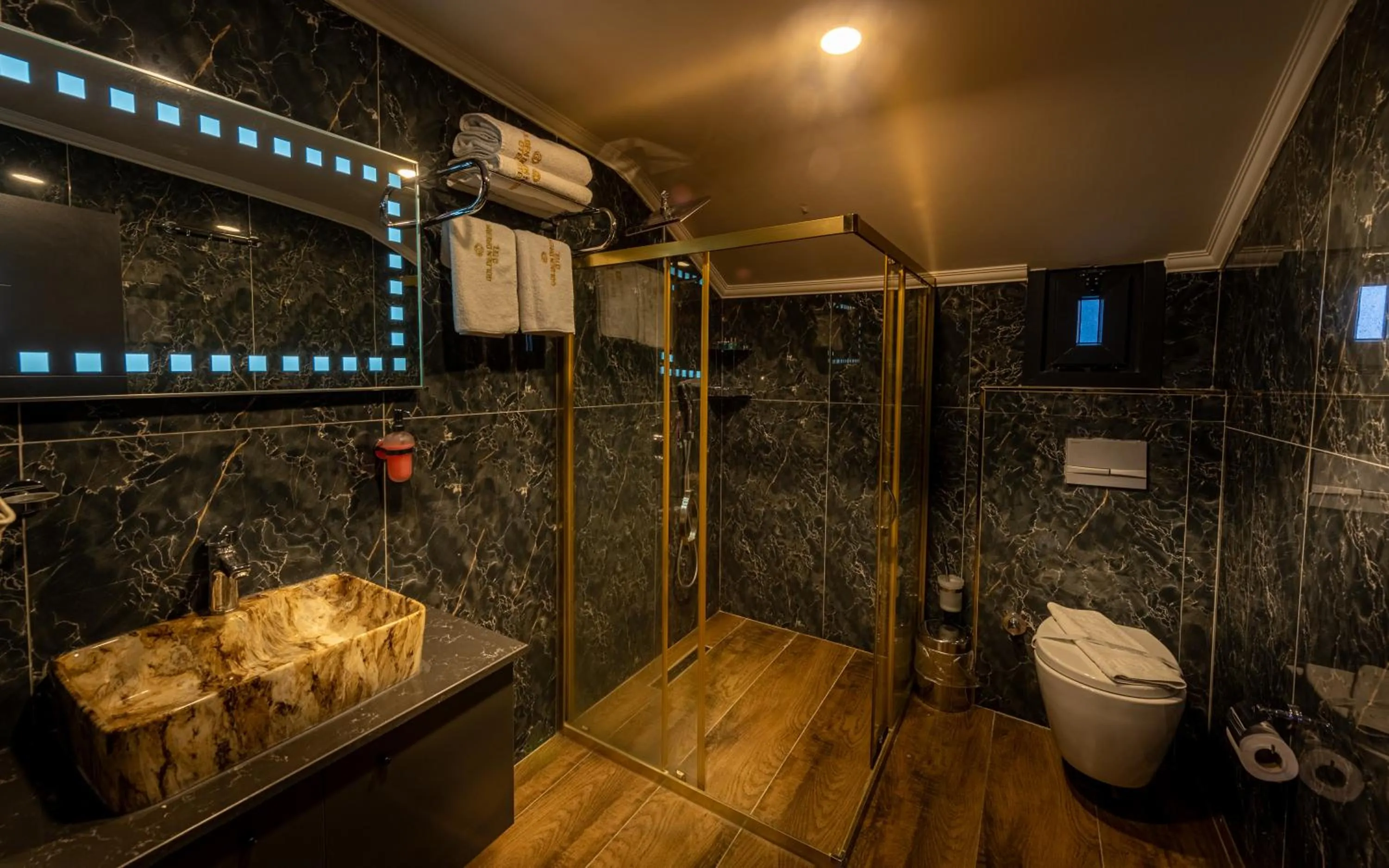 Shower in Golden Dream Otel