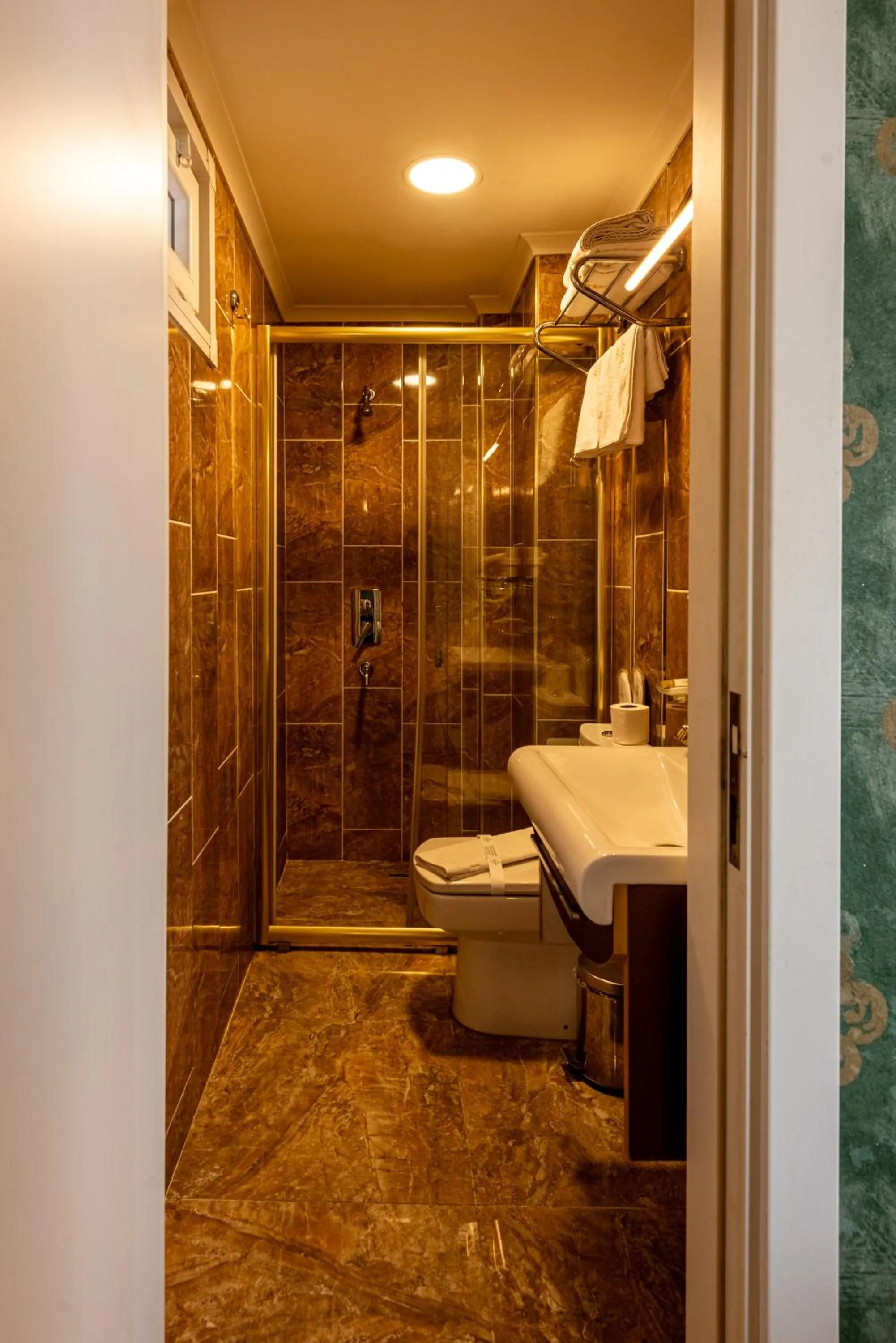 Shower in Golden Dream Otel