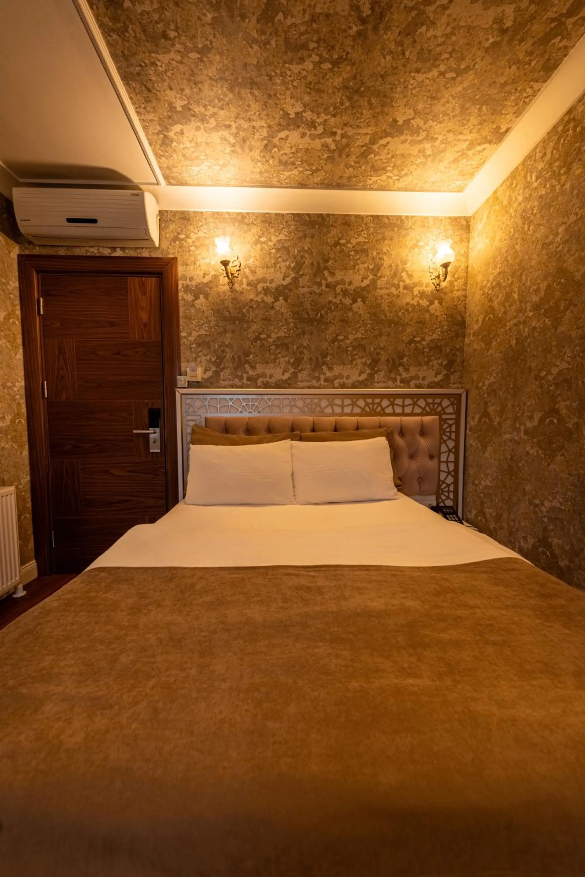 Bed in Golden Dream Otel