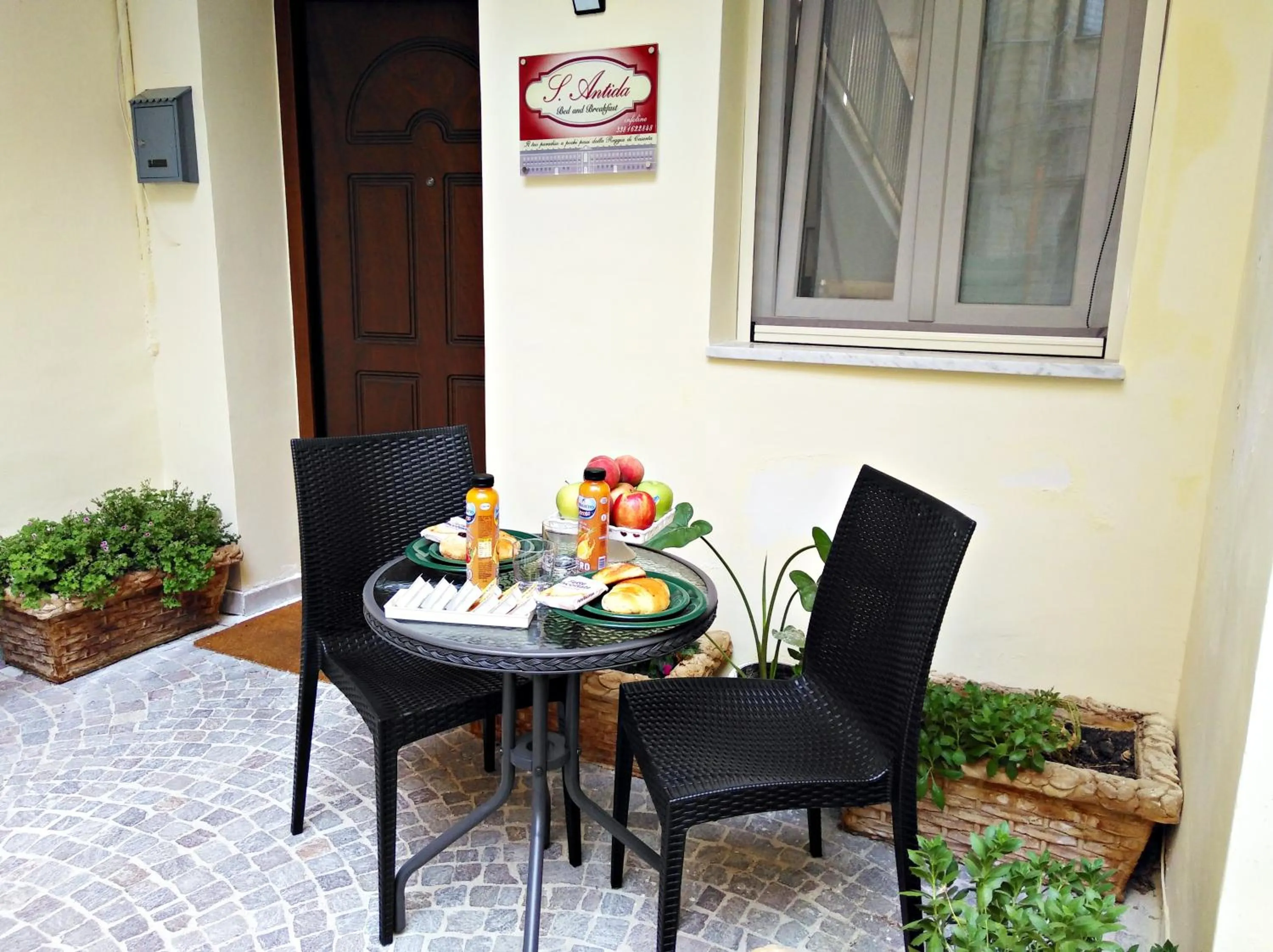 Patio in SantAntida Bed and Breakfast
