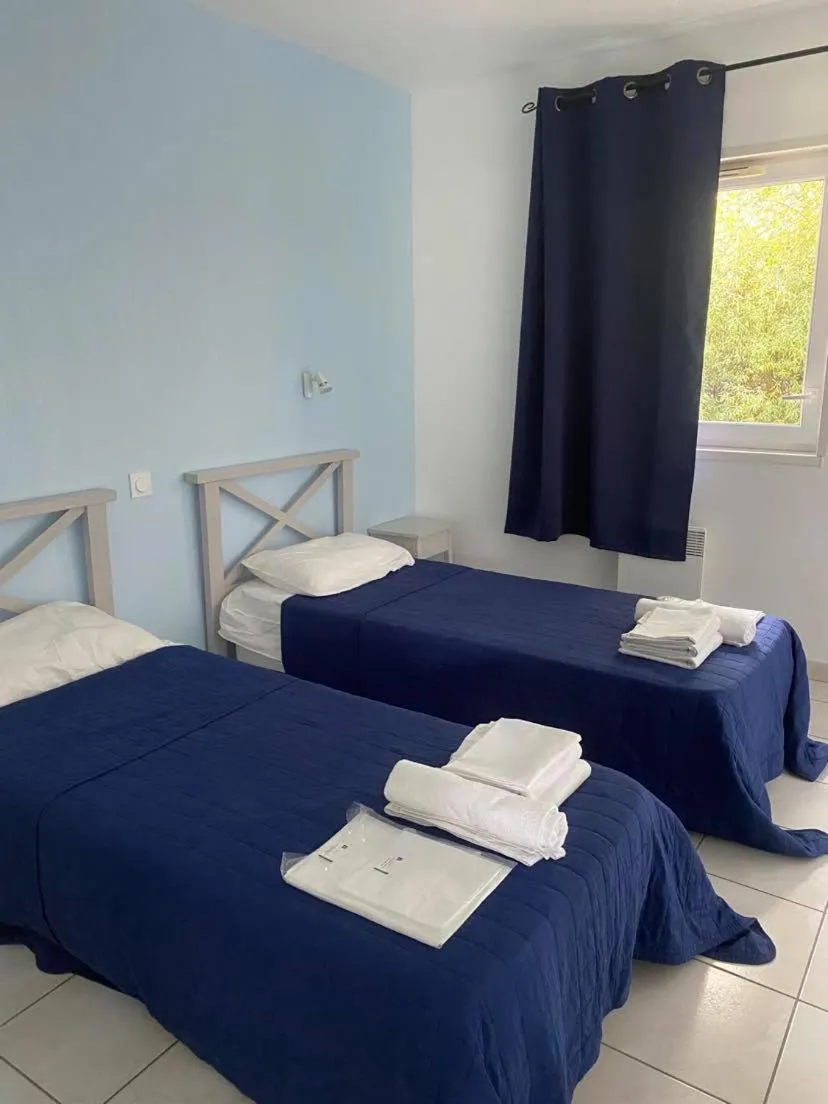 Photo of the whole room, Bed in Laouchet Le Hameau des Grands Lacs