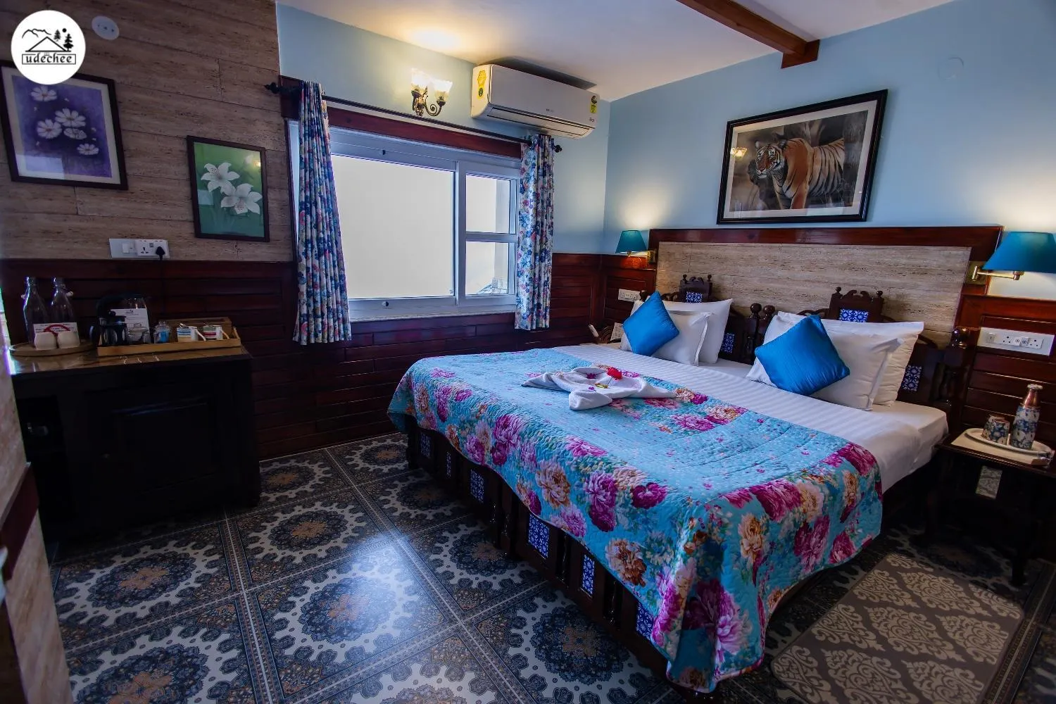 Bed in Hotel Udechee Huts, McLeod Ganj