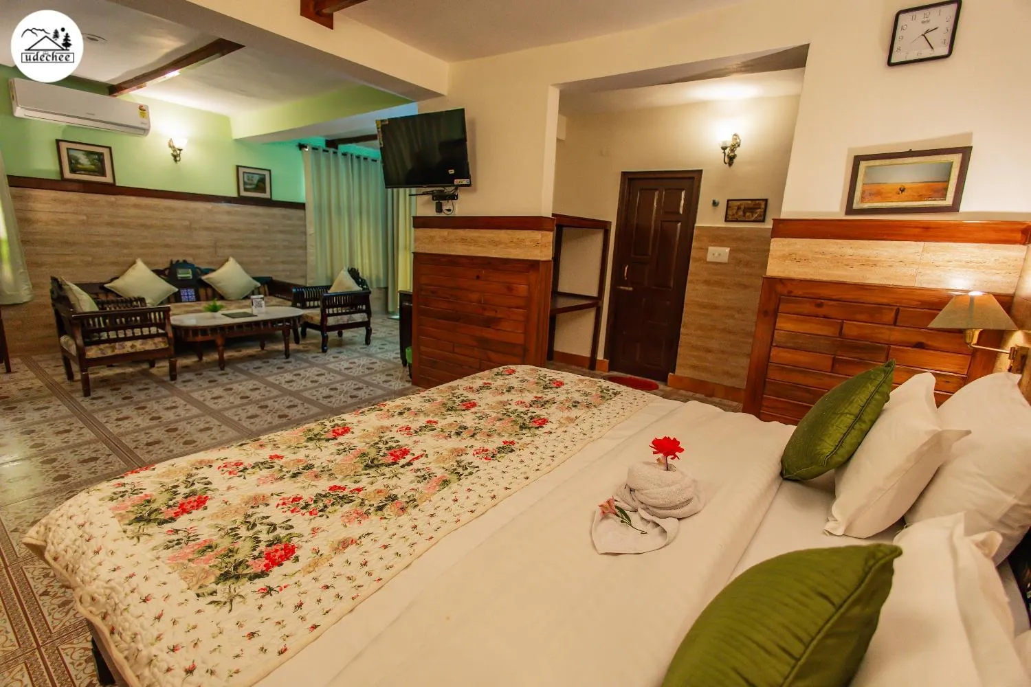 Bed in Hotel Udechee Huts, McLeod Ganj