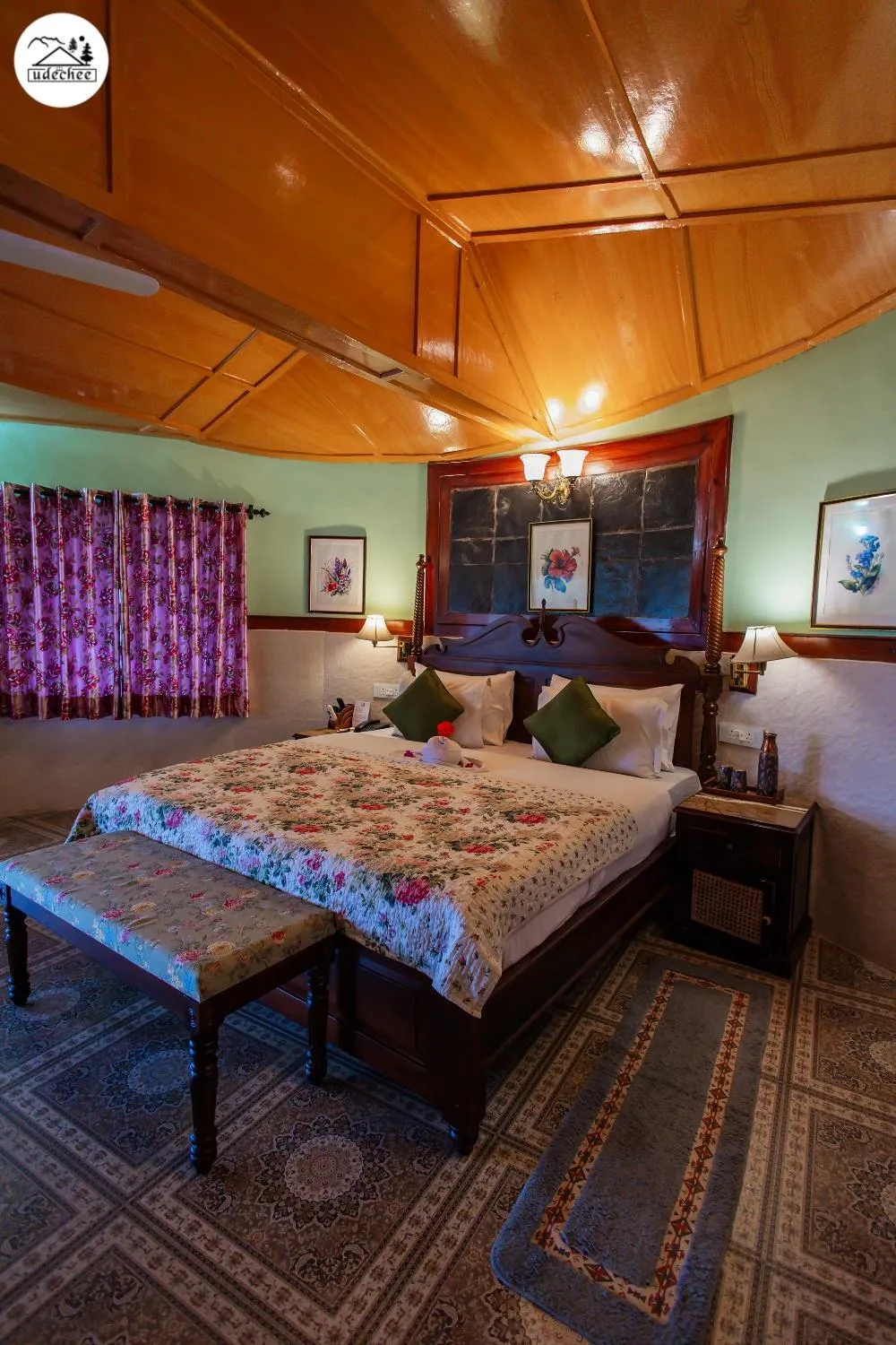 Bed in Hotel Udechee Huts, McLeod Ganj