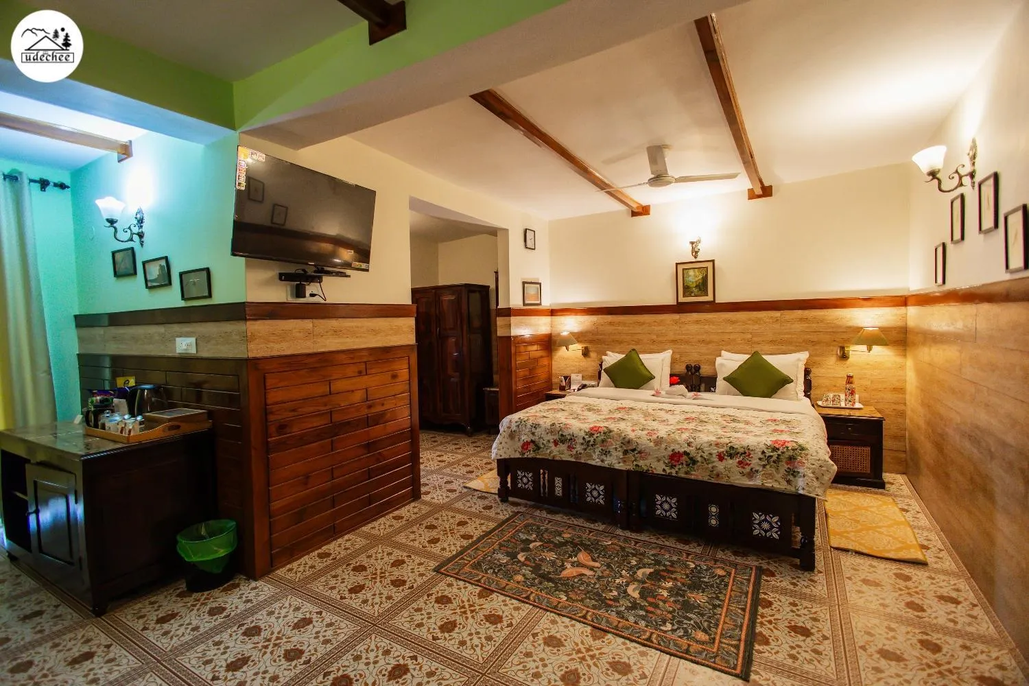 Bed in Hotel Udechee Huts, McLeod Ganj