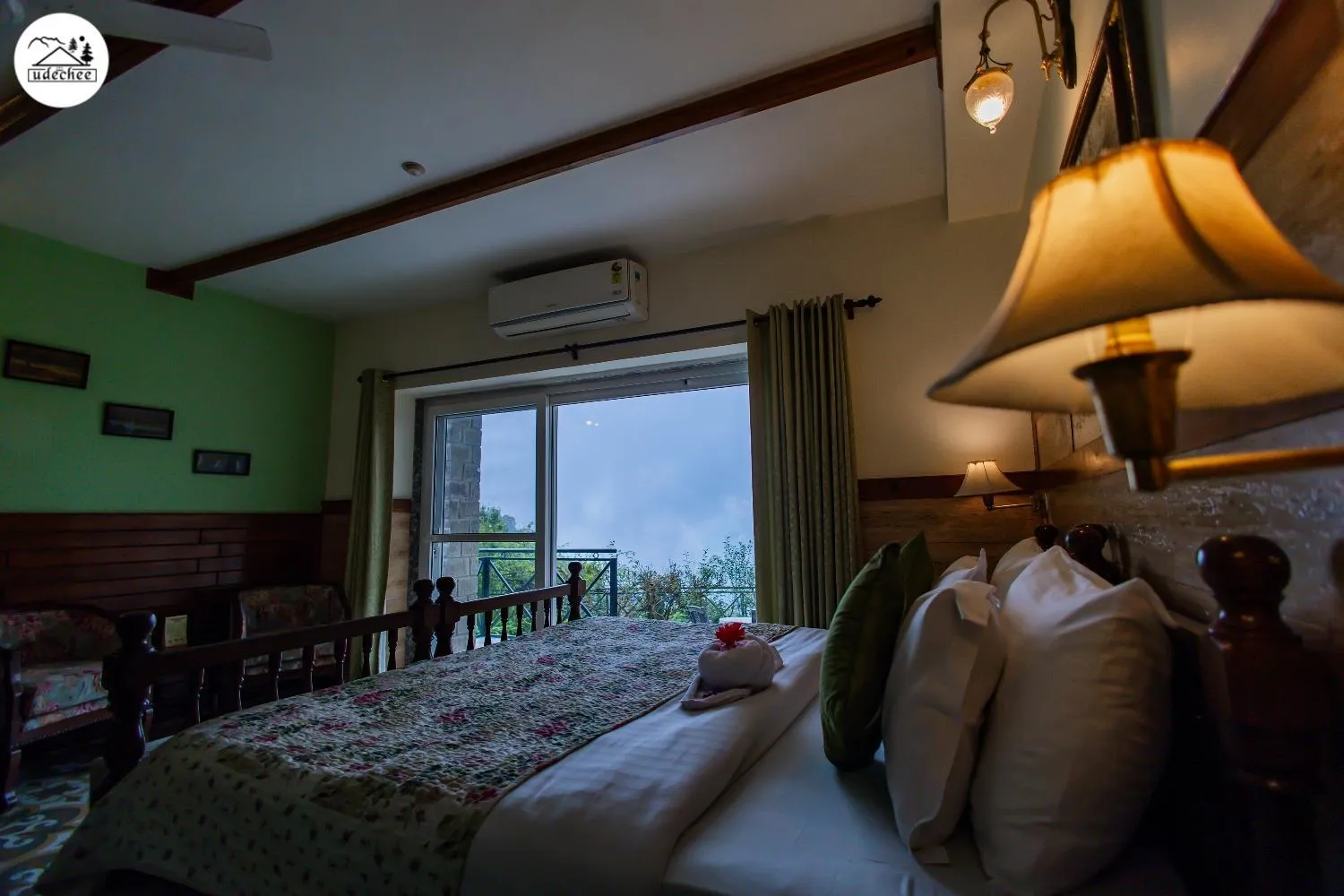 Bed in Hotel Udechee Huts, McLeod Ganj