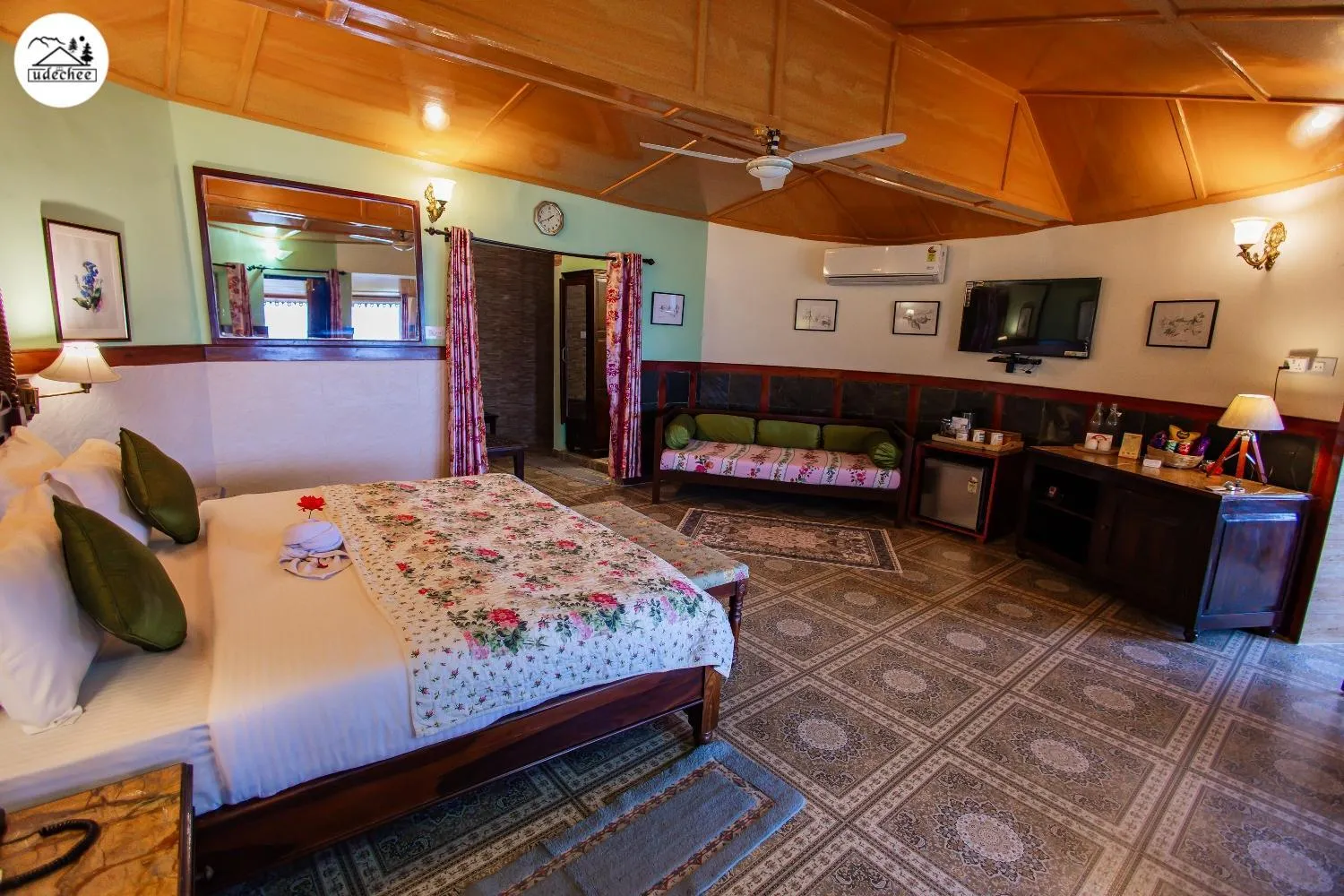 Bed in Hotel Udechee Huts, McLeod Ganj