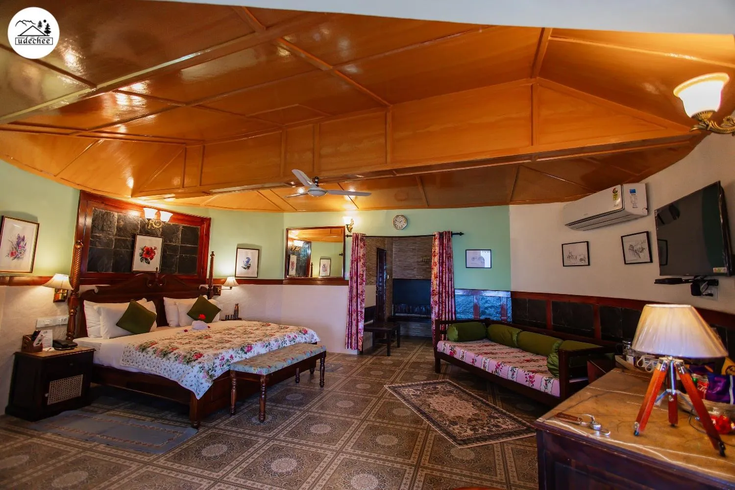 Bed in Hotel Udechee Huts, McLeod Ganj