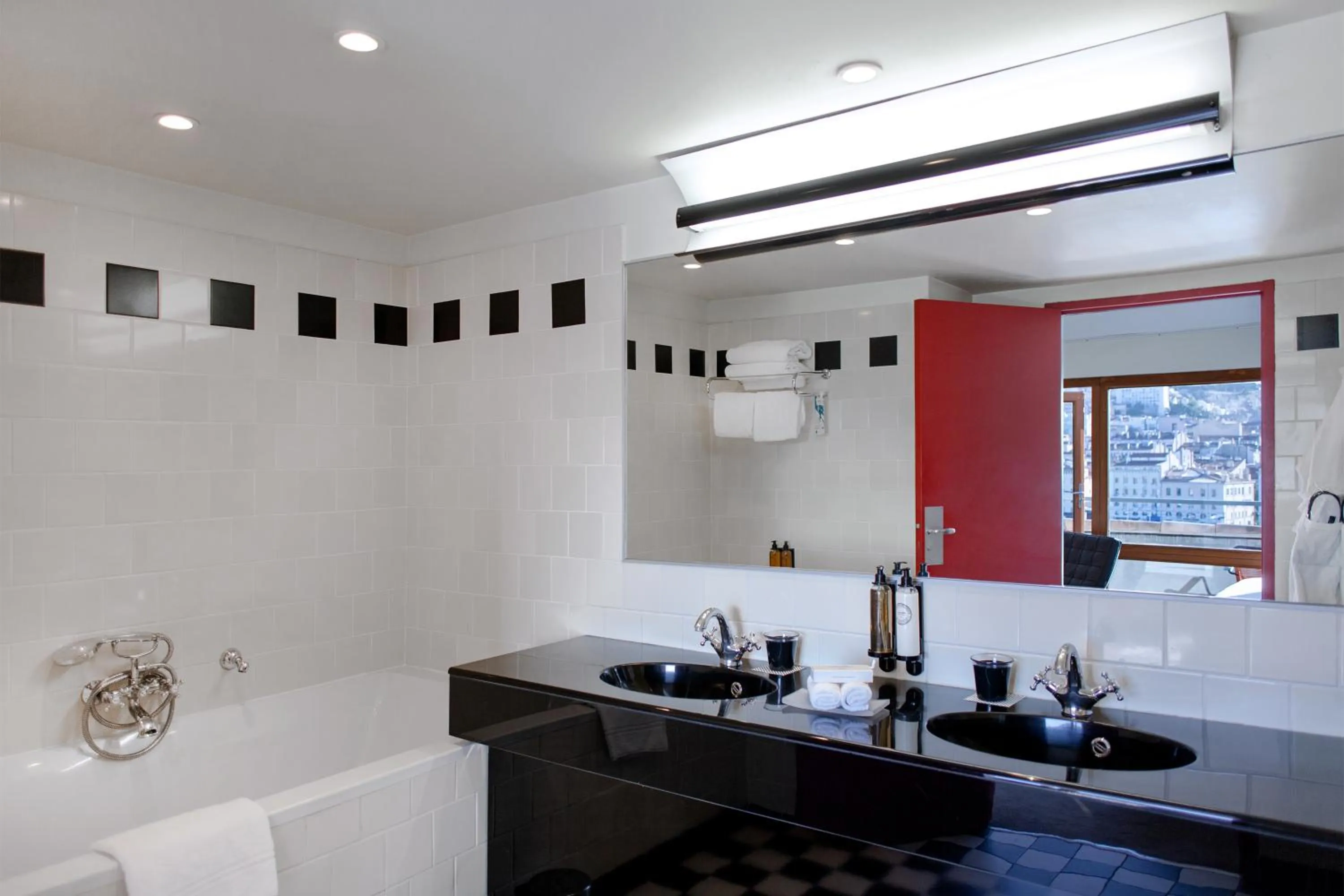 Bathroom in La Residence Du Vieux Port