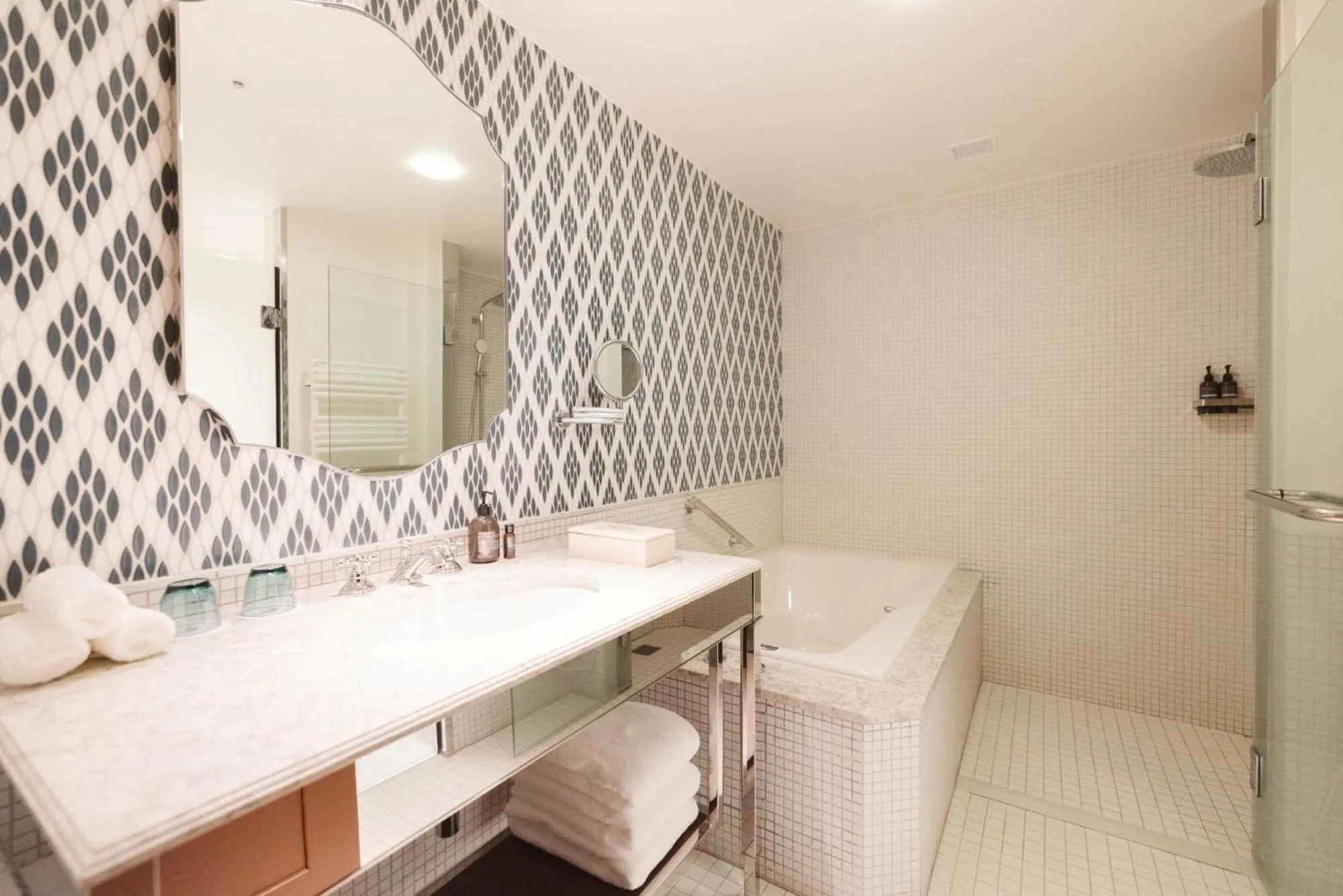 Shower in Mampei Hotel