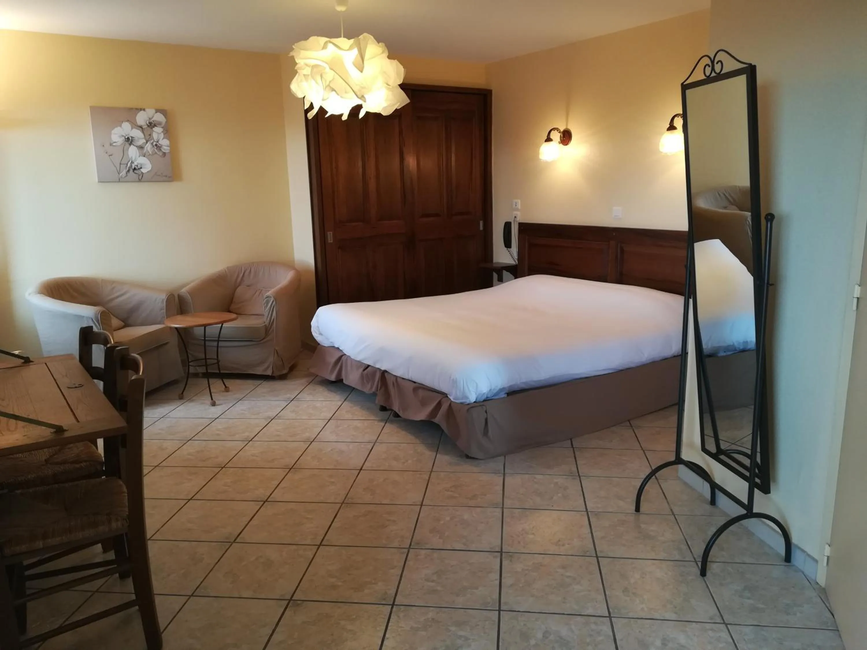 Photo of the whole room in Logis Hôtel-restaurant La Mère Biquette