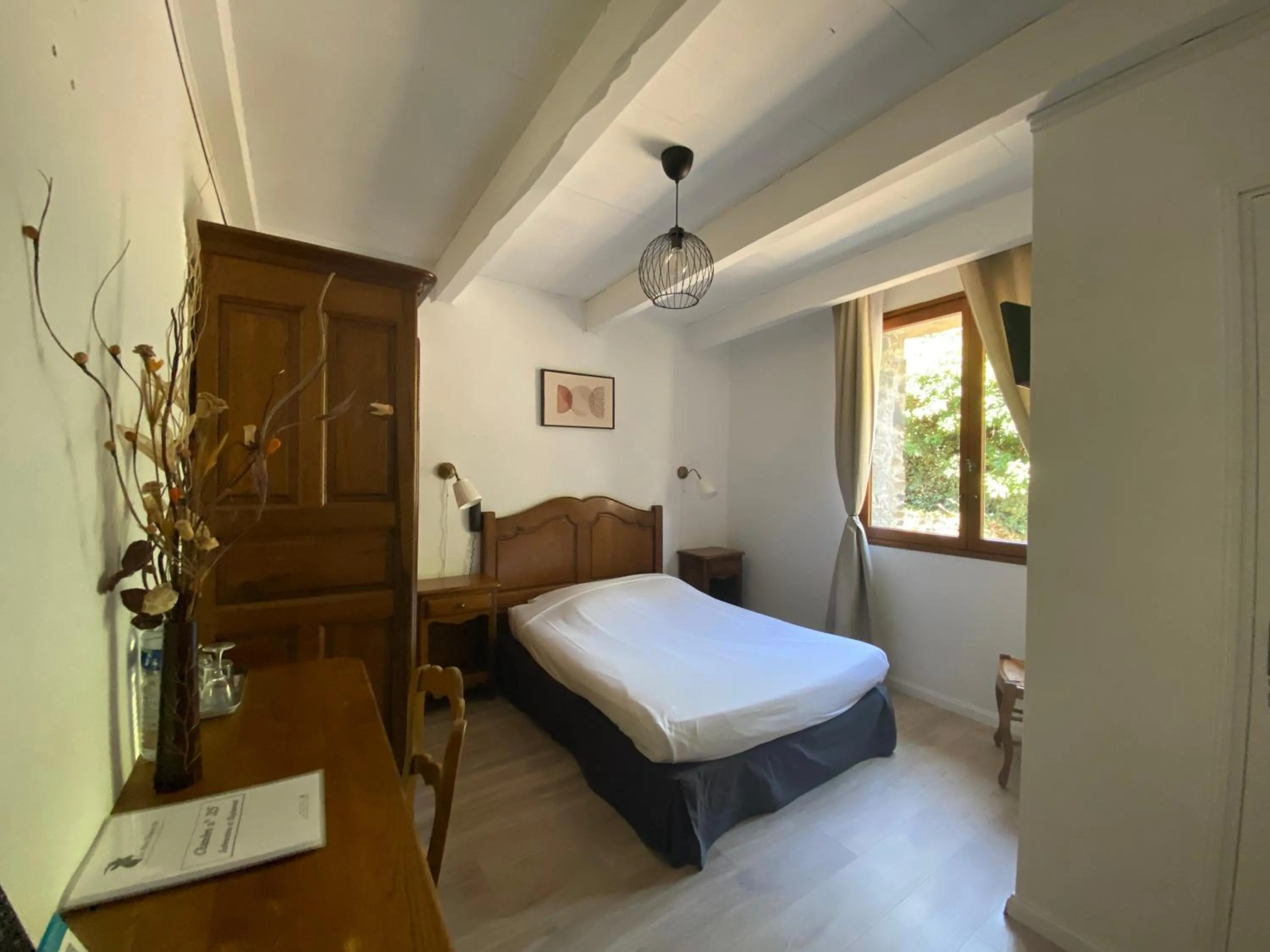 Photo of the whole room in Logis Hôtel-restaurant La Mère Biquette