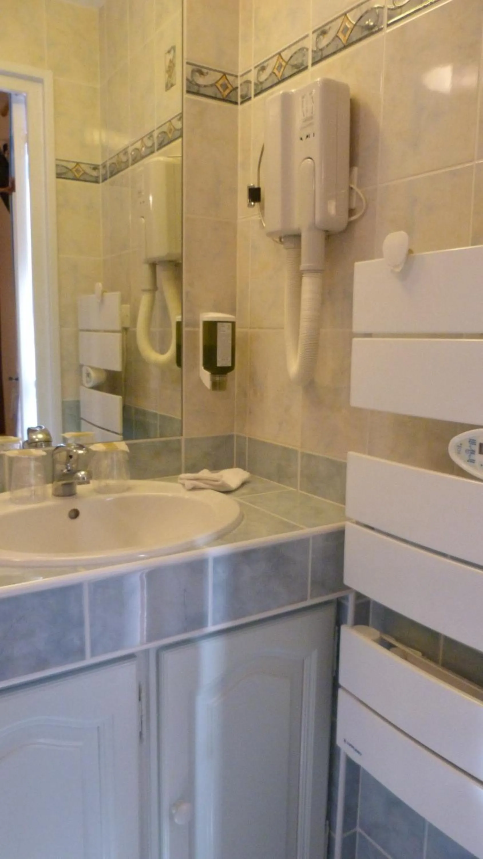 Bathroom in Logis Hôtel-restaurant La Mère Biquette