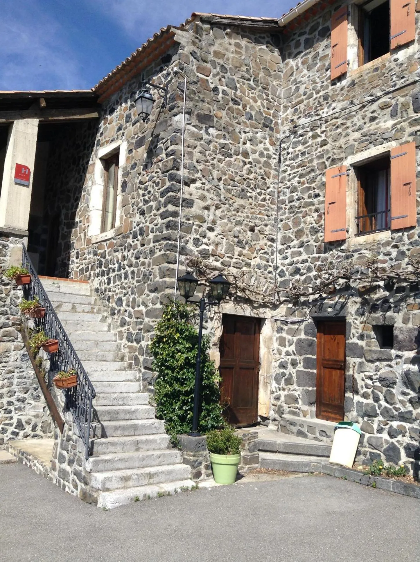 Facade/entrance in Logis Hôtel-restaurant La Mère Biquette