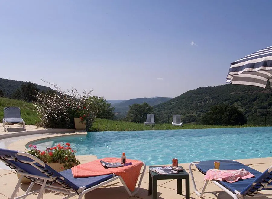Swimming pool in Logis Hôtel-restaurant La Mère Biquette