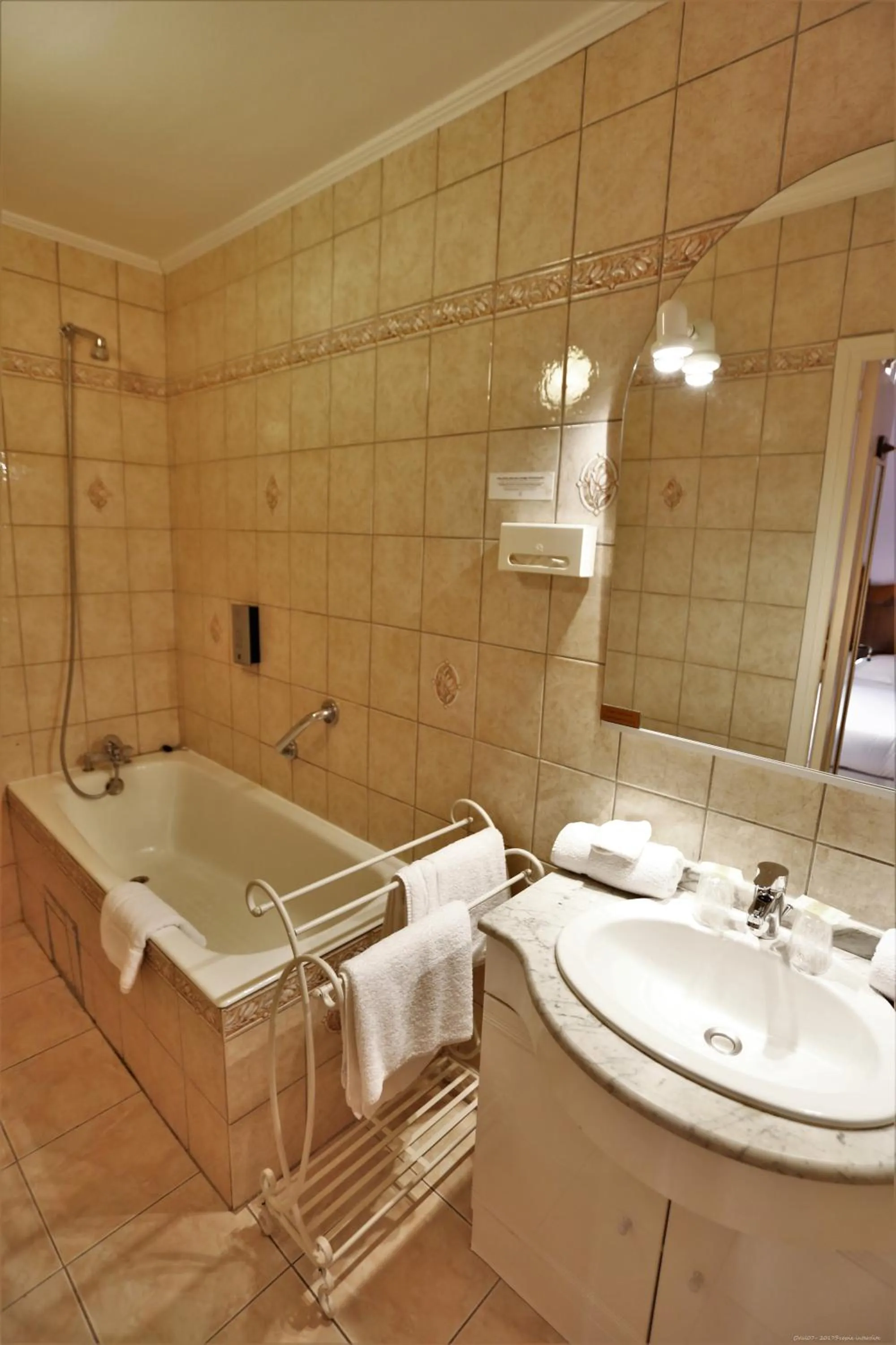 Bathroom in Logis Hôtel-restaurant La Mère Biquette