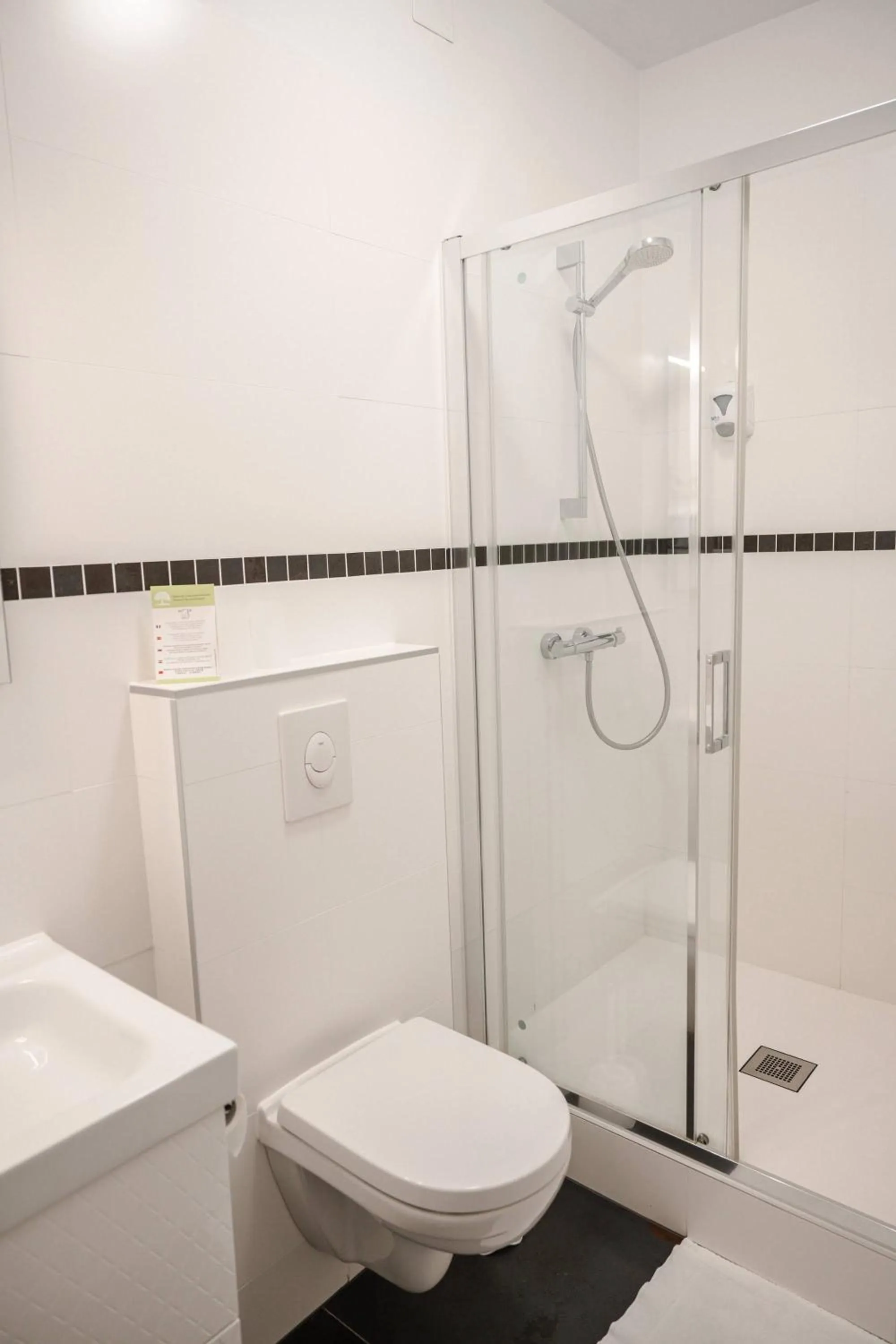 Shower in Hotel des Arts - Centre Cathédrale