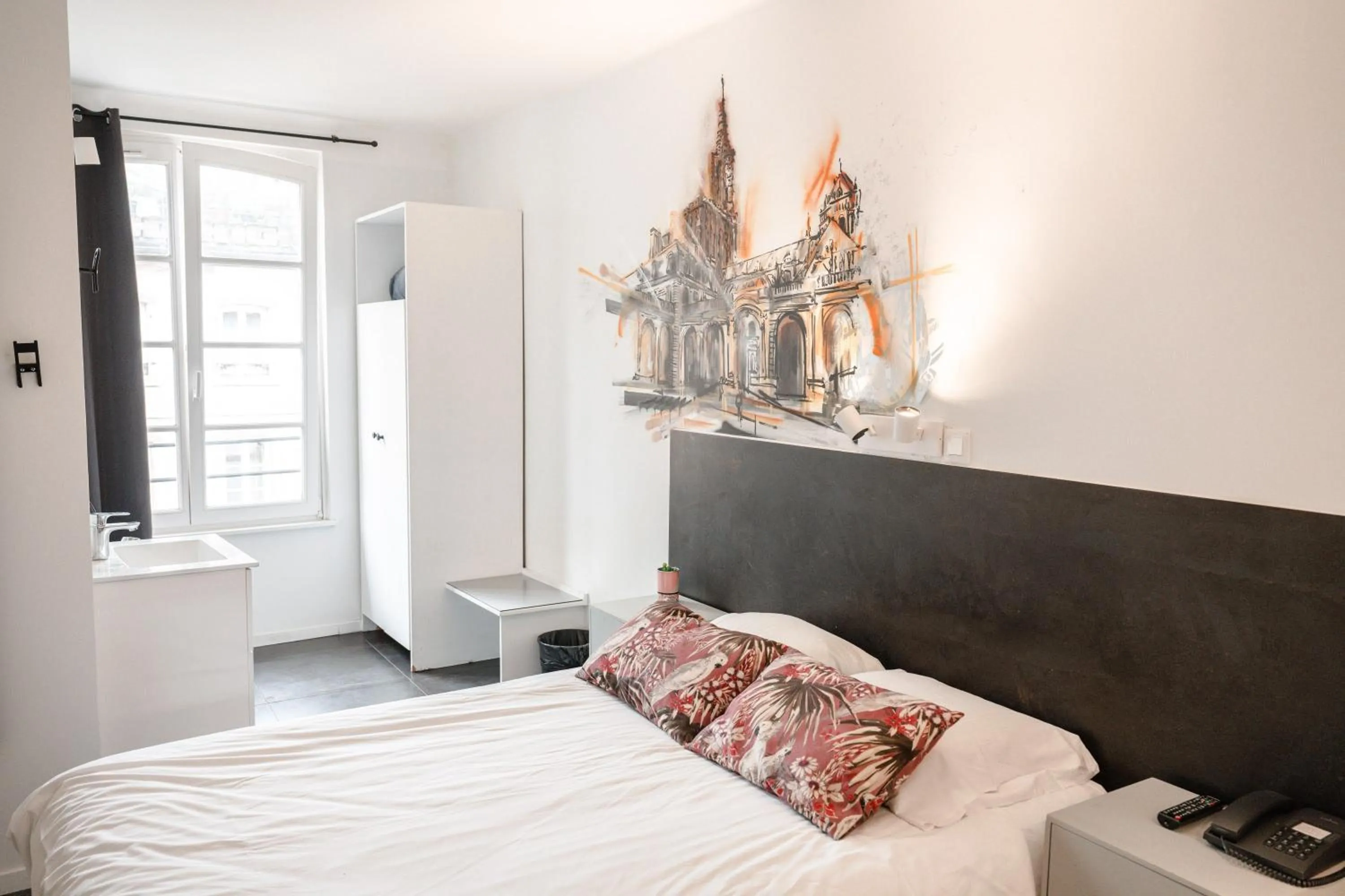 Bed in Hotel des Arts - Centre Cathédrale