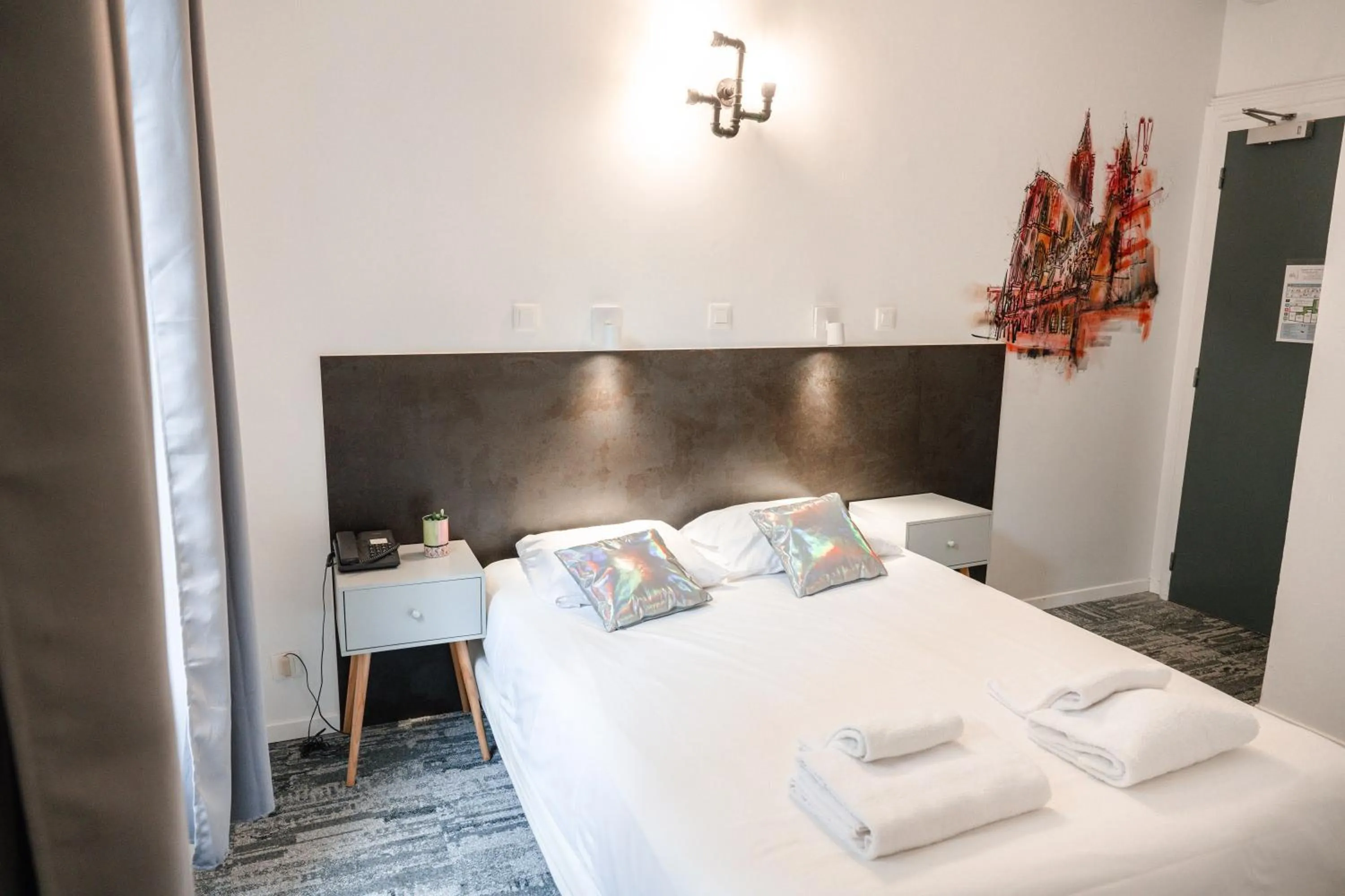 Bed in Hotel des Arts - Centre Cathédrale