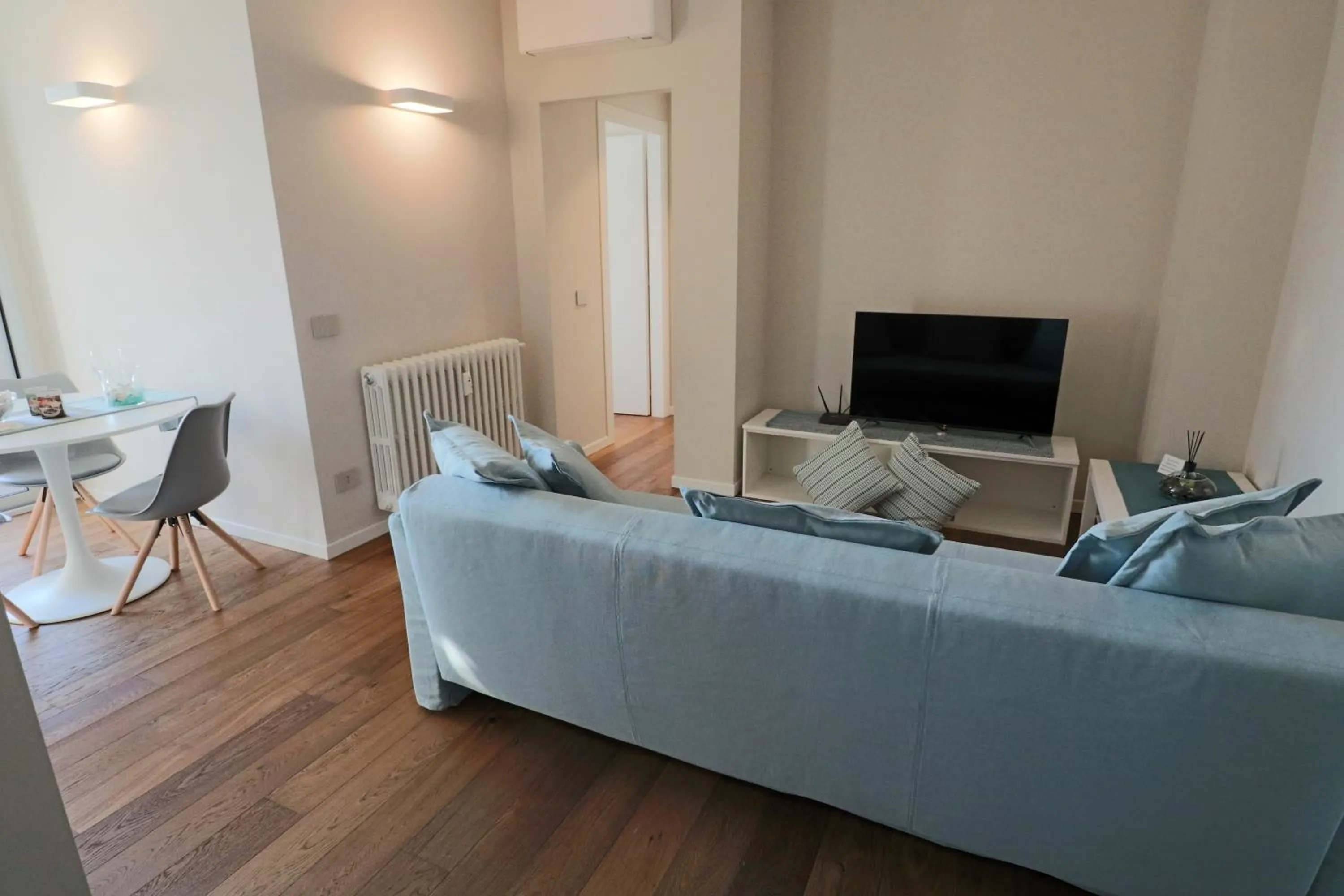 Communal lounge/ TV room in Aparthotel Isola