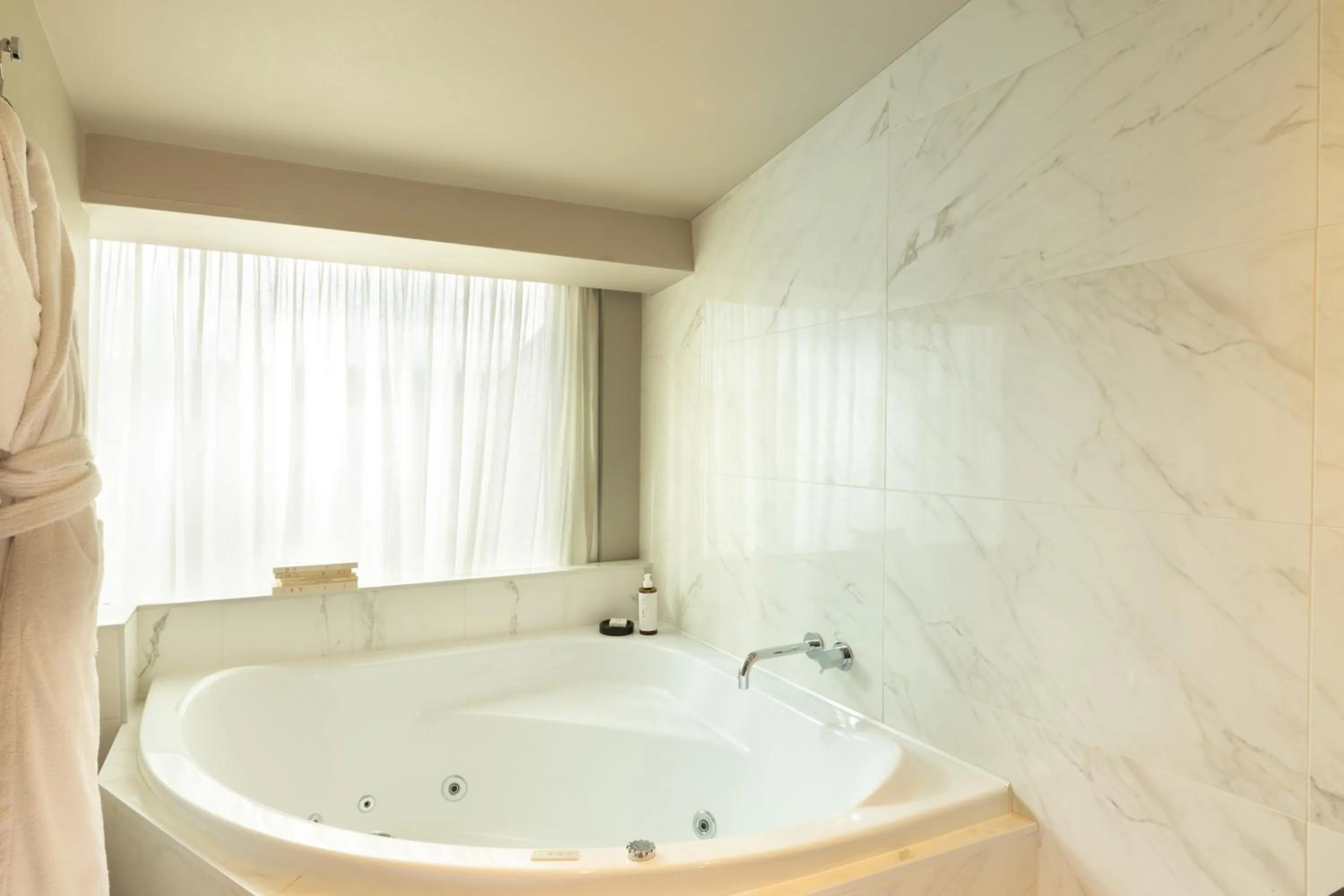 Hot Tub in Hôtel La Maison Bord'eaux