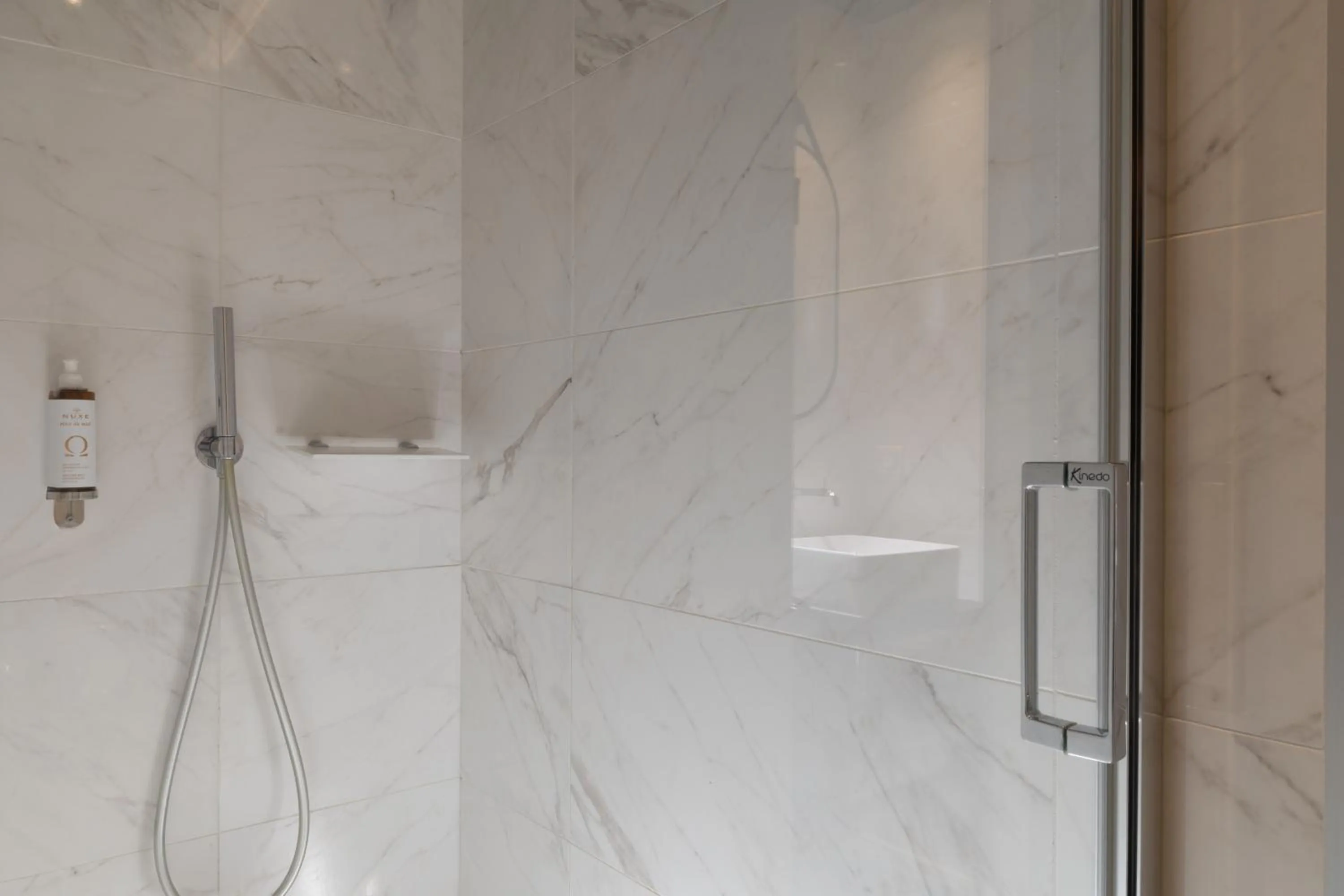 Shower in Hôtel La Maison Bord'eaux