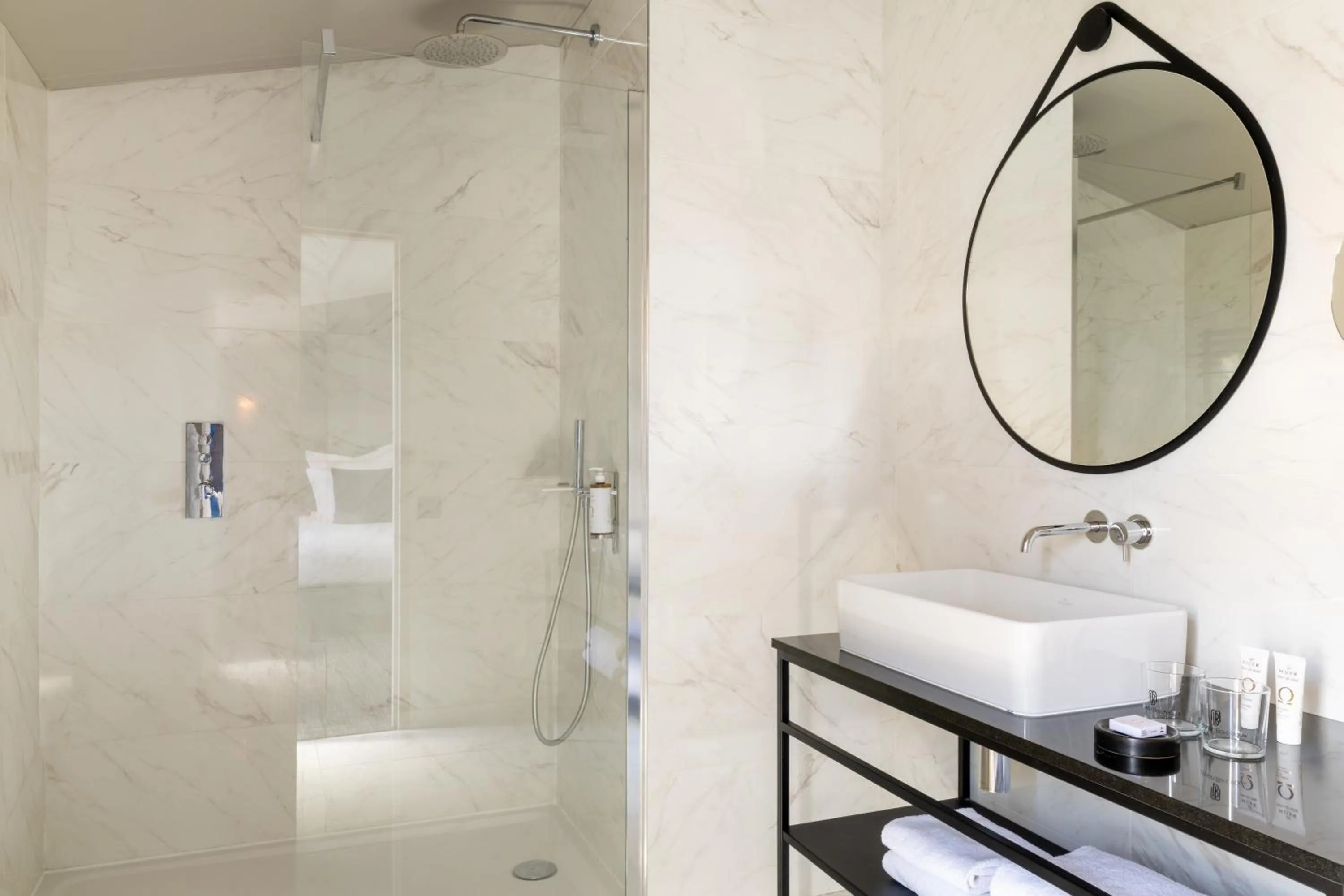 Shower in Hôtel La Maison Bord'eaux