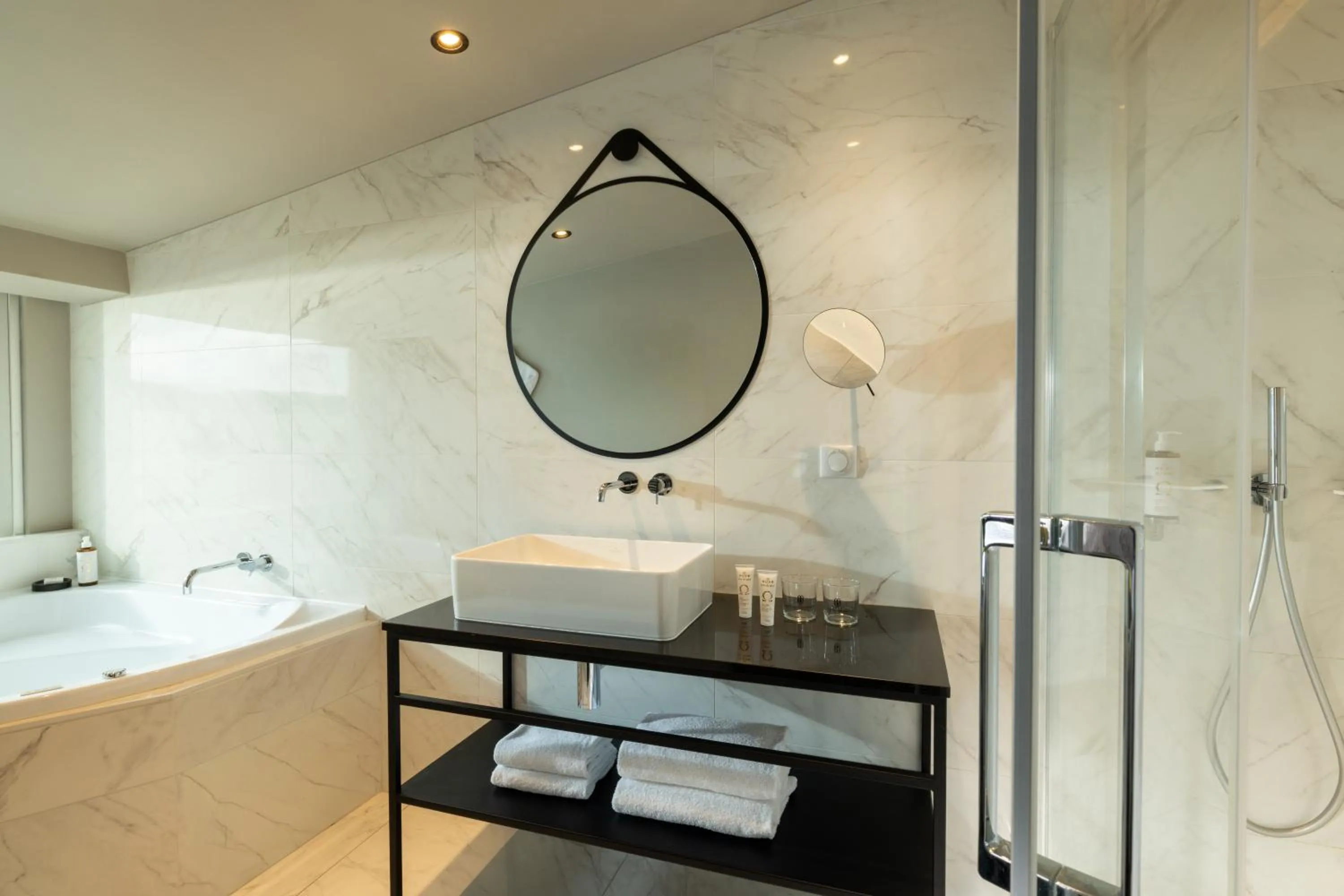 Shower in Hôtel La Maison Bord'eaux