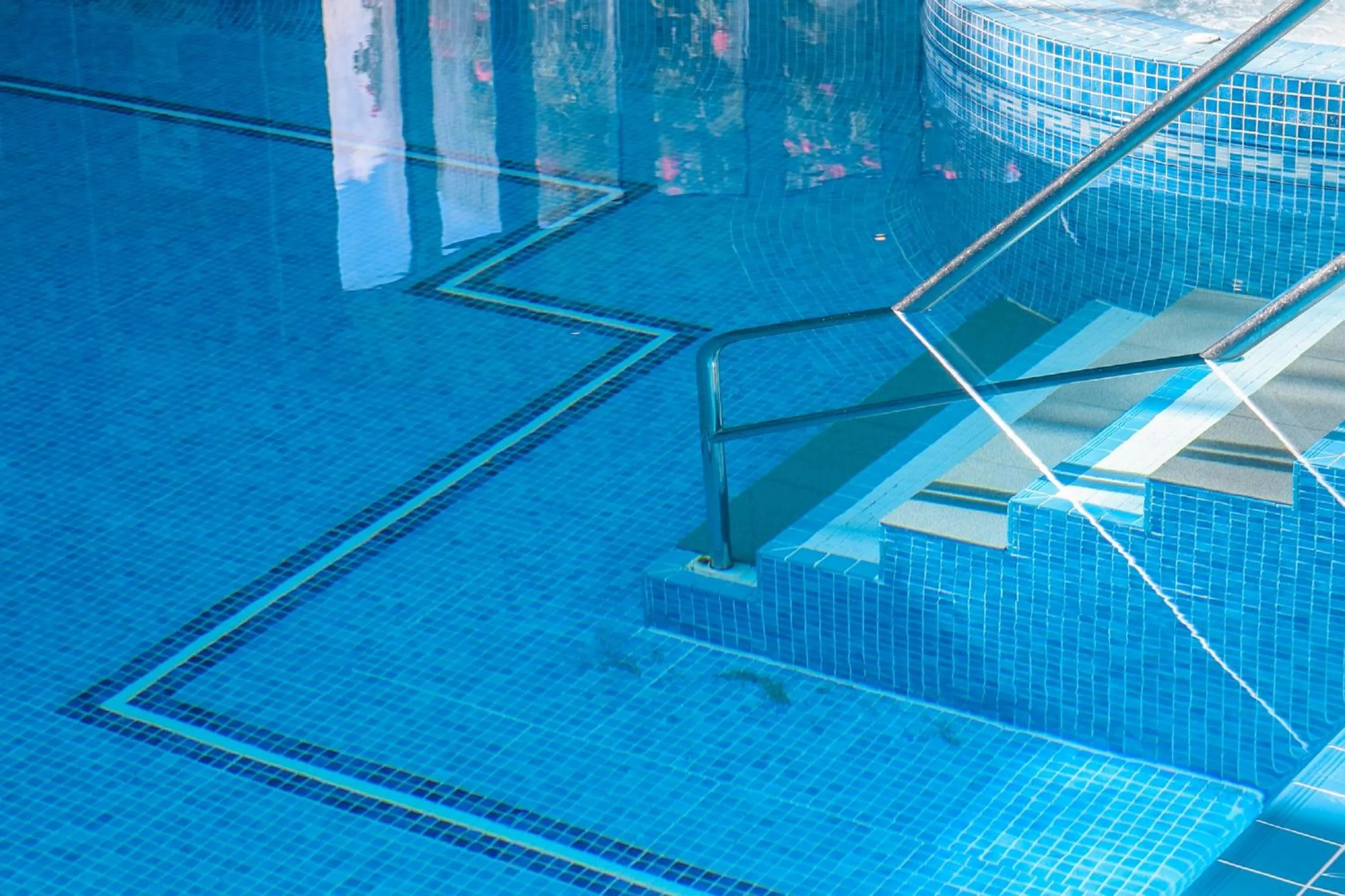 Swimming pool in Elfordleigh Hotel