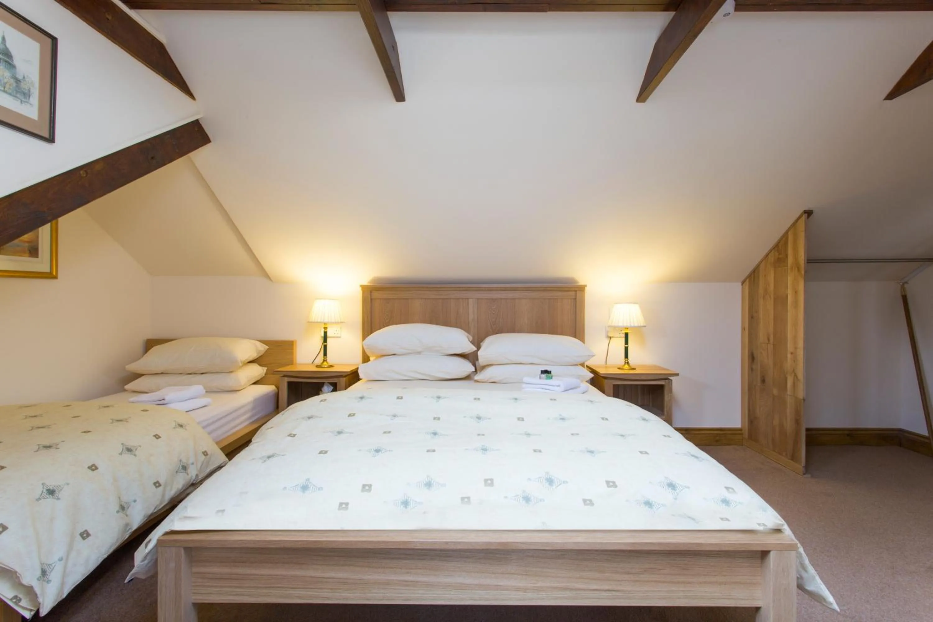 Bed in Oakwood Bed and Breakfast Heathrow