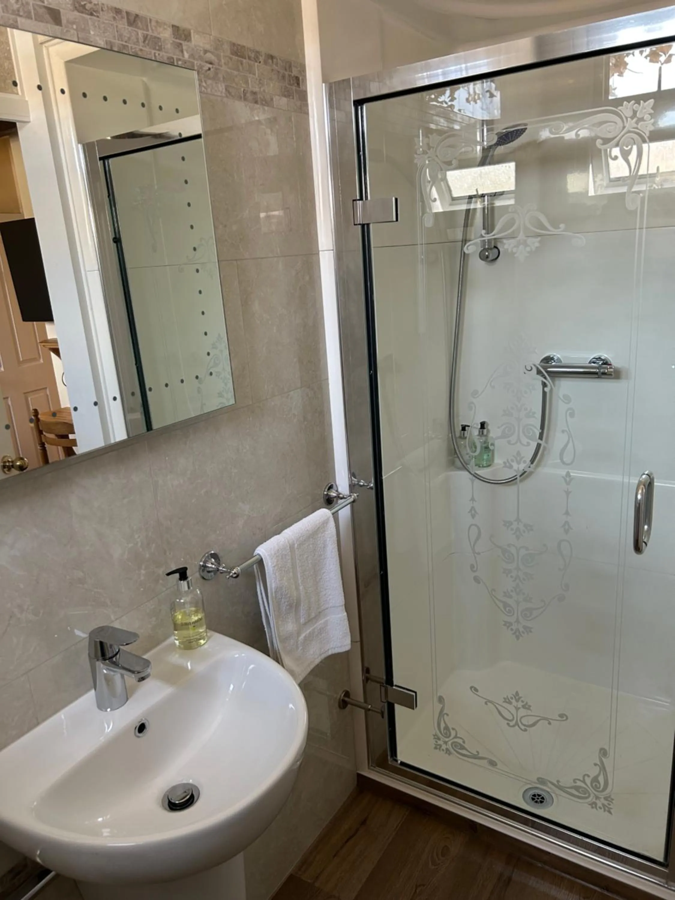 Shower in Oakwood Bed and Breakfast Heathrow
