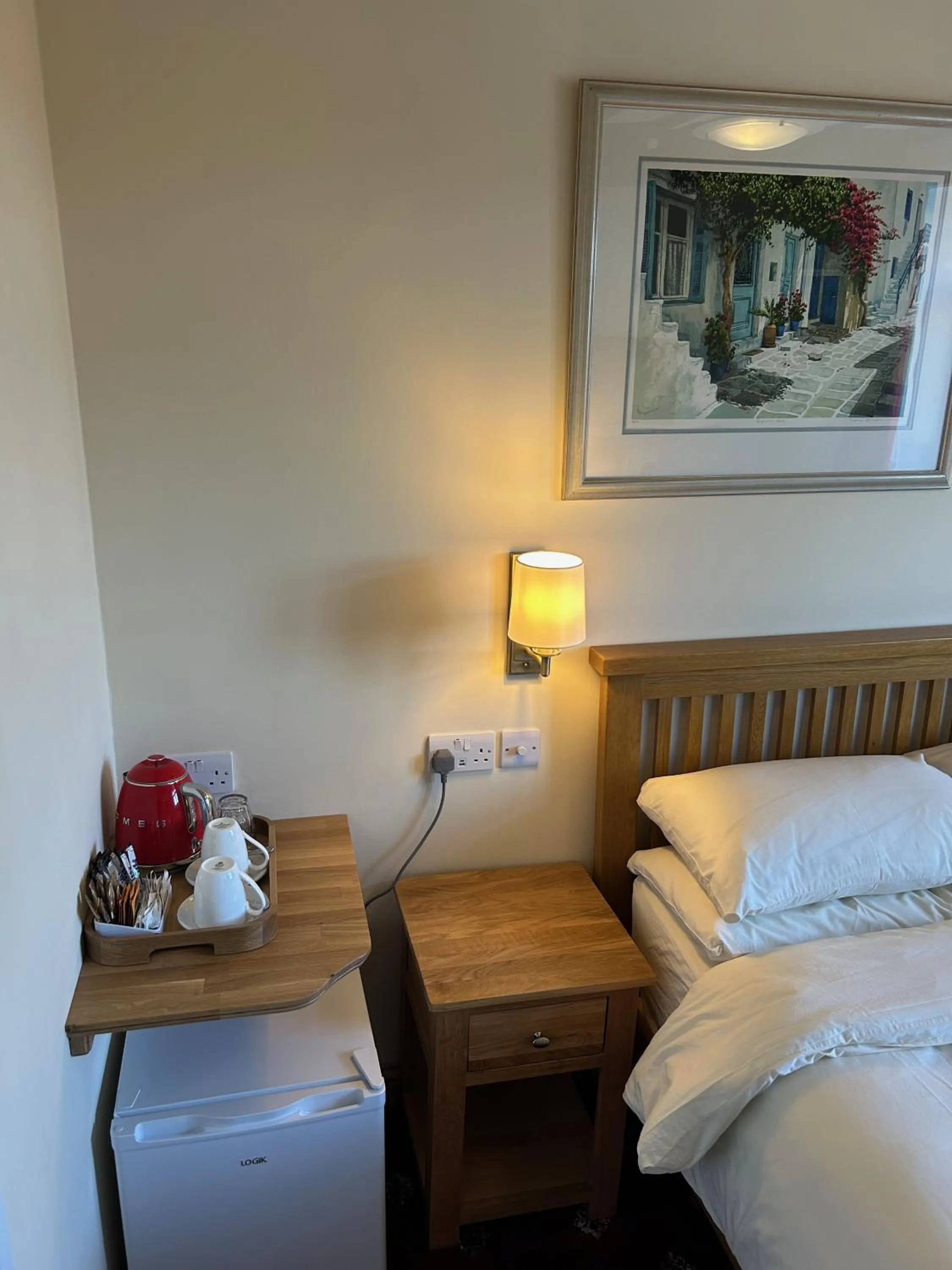 Bedroom, Bed in Oakwood Bed and Breakfast Heathrow