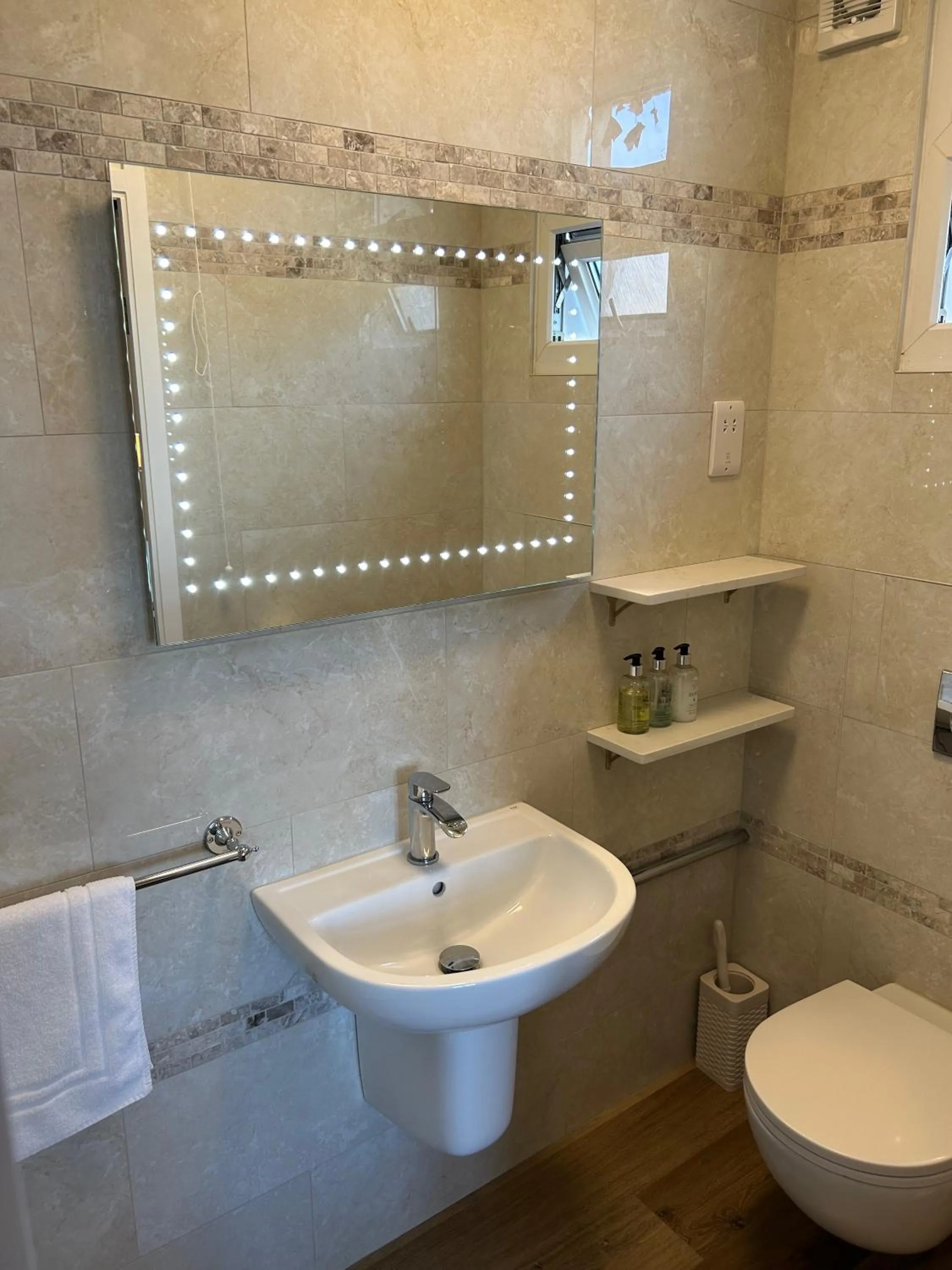 Toilet in Oakwood Bed and Breakfast Heathrow