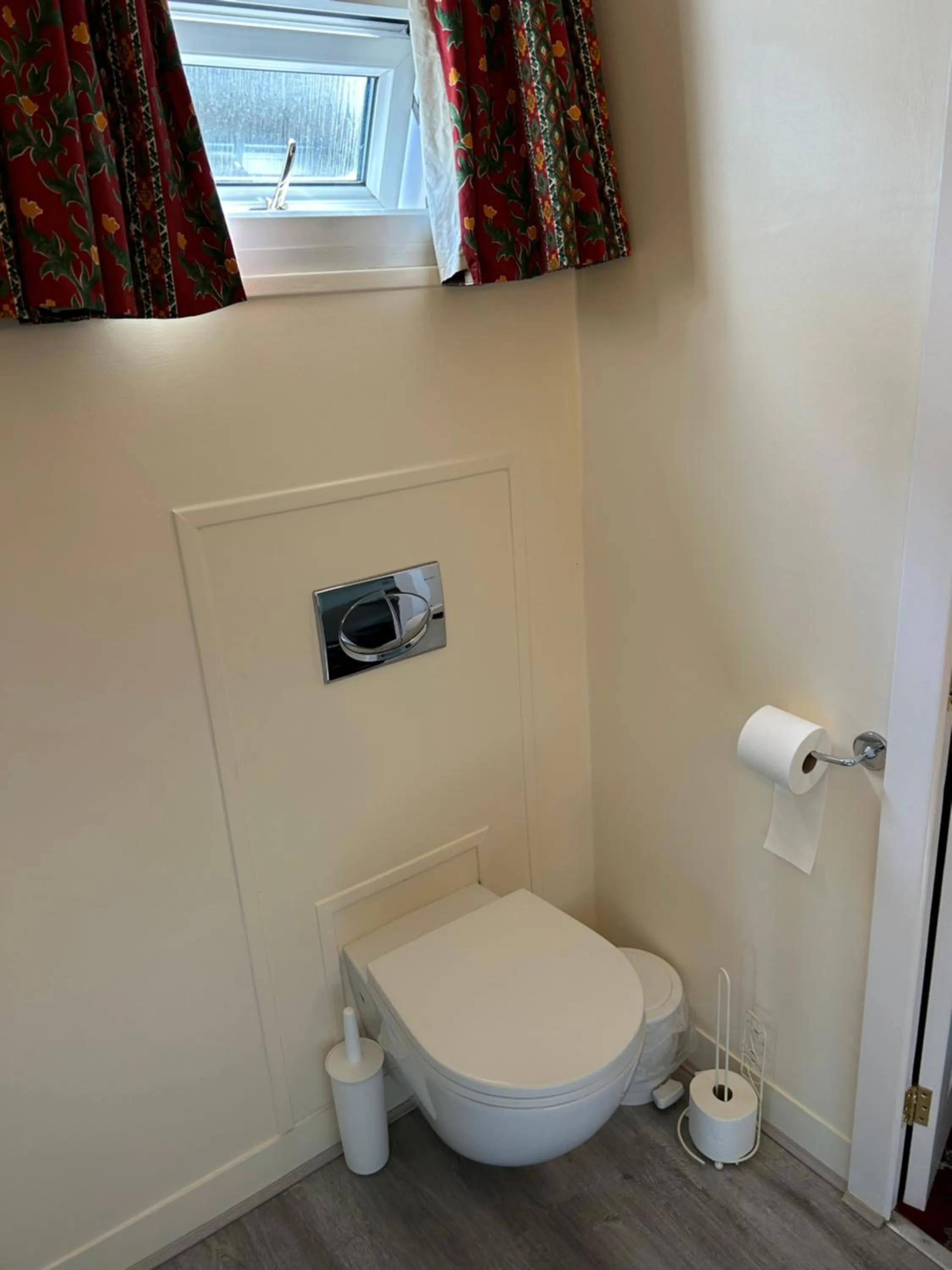 Toilet in Oakwood Bed and Breakfast Heathrow