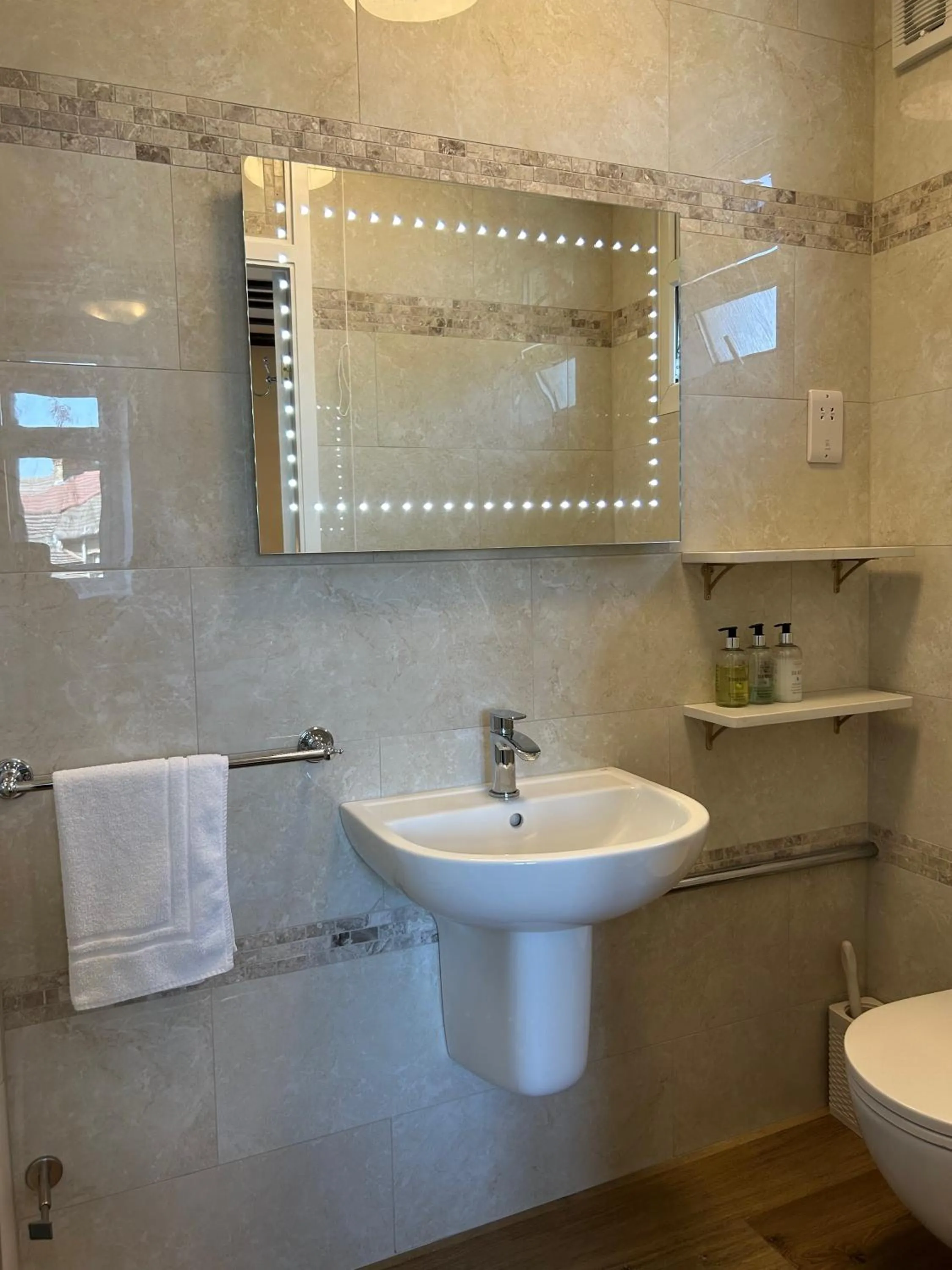 Bathroom in Oakwood Bed and Breakfast Heathrow