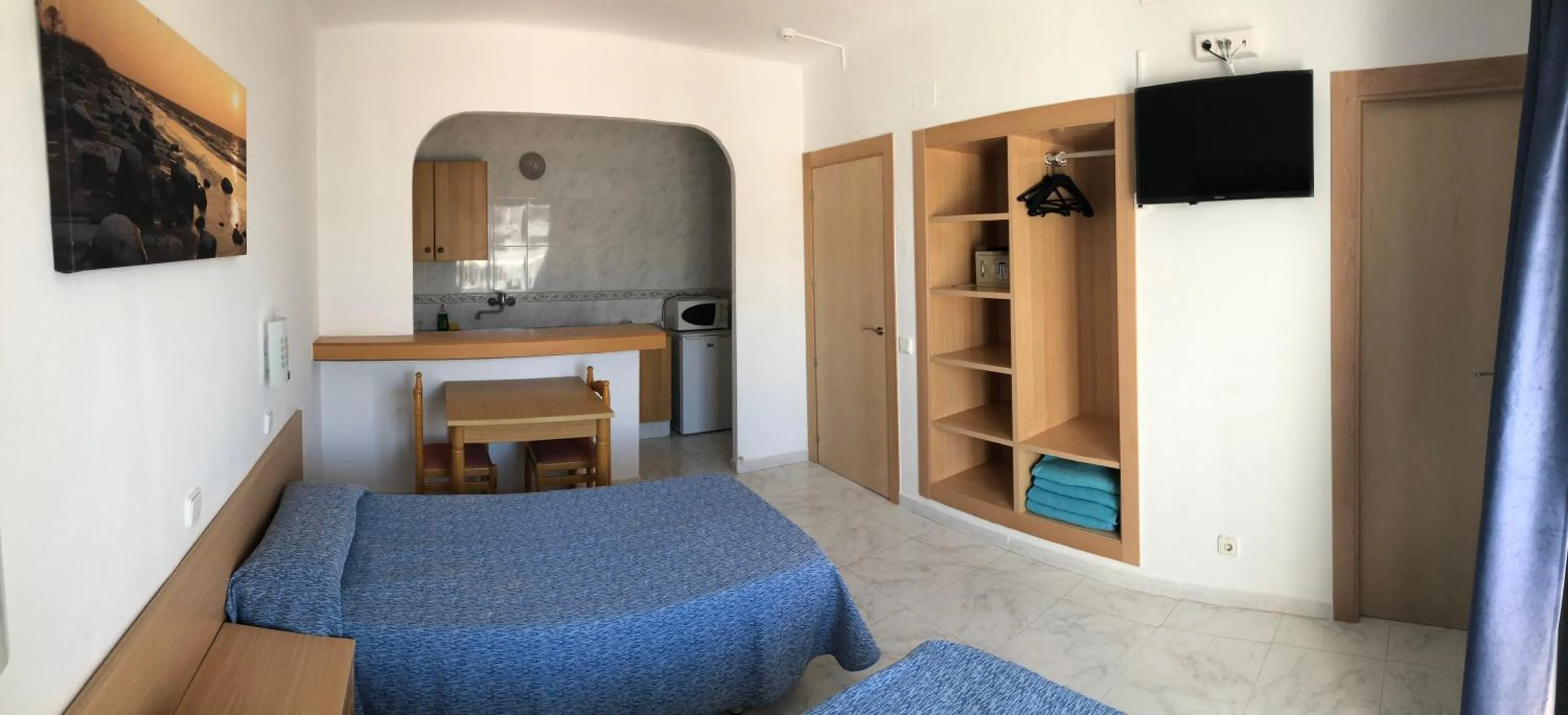 Kitchen or kitchenette, Bed in Apartamentos Playa Sol