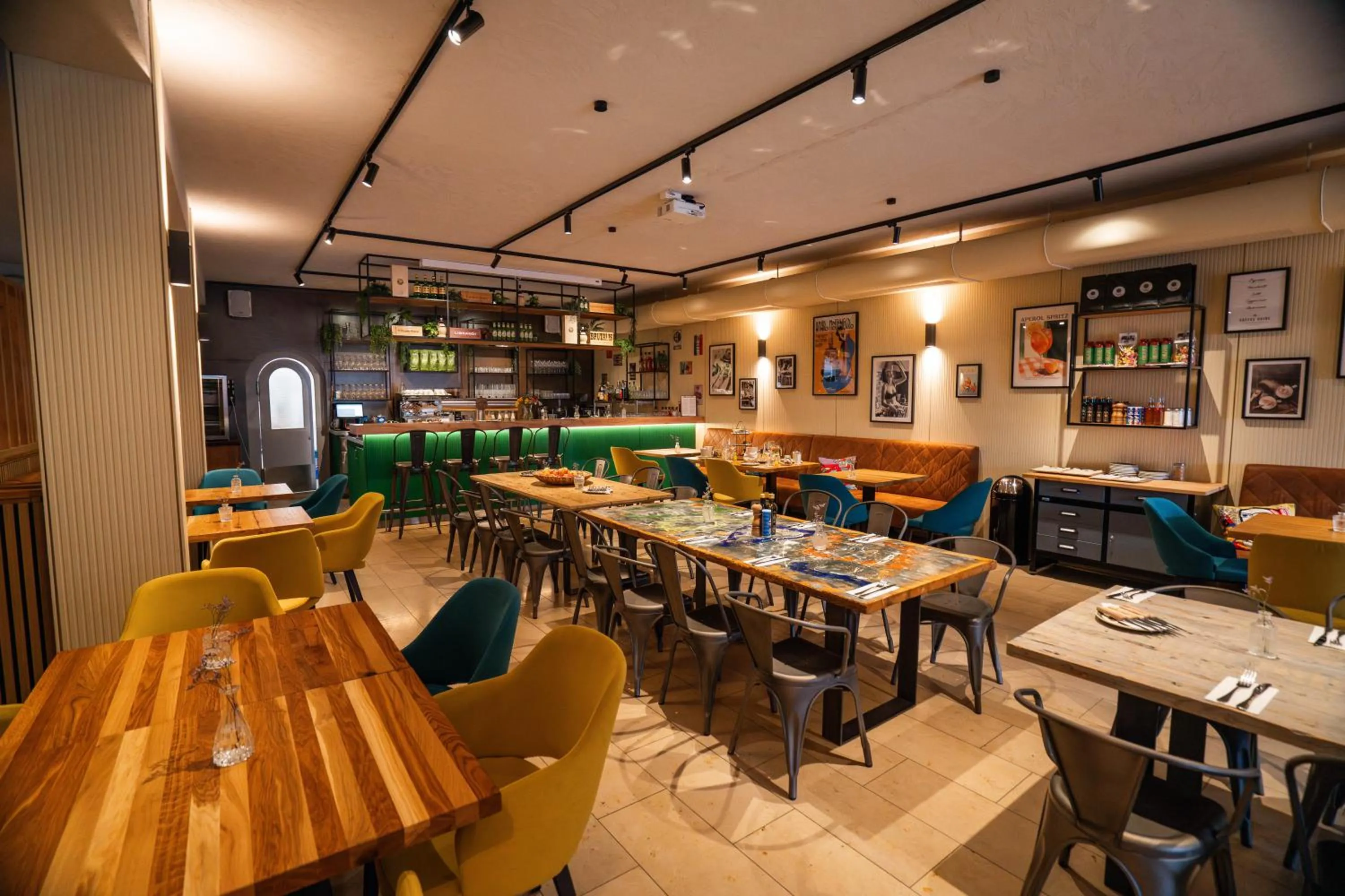 Restaurant/places to eat in Scheck Hotel