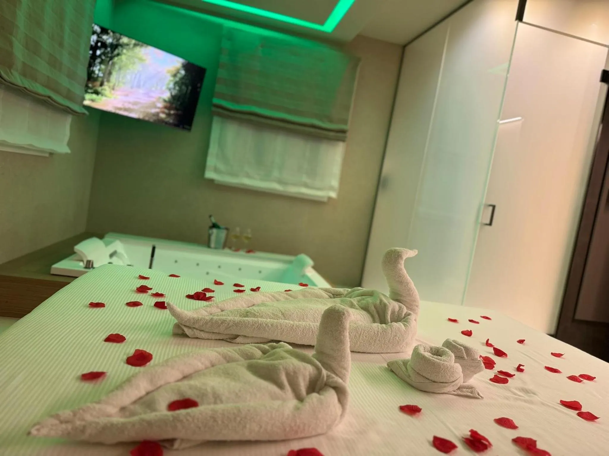 Hot Tub, Bed in Maison Bijou Guest House