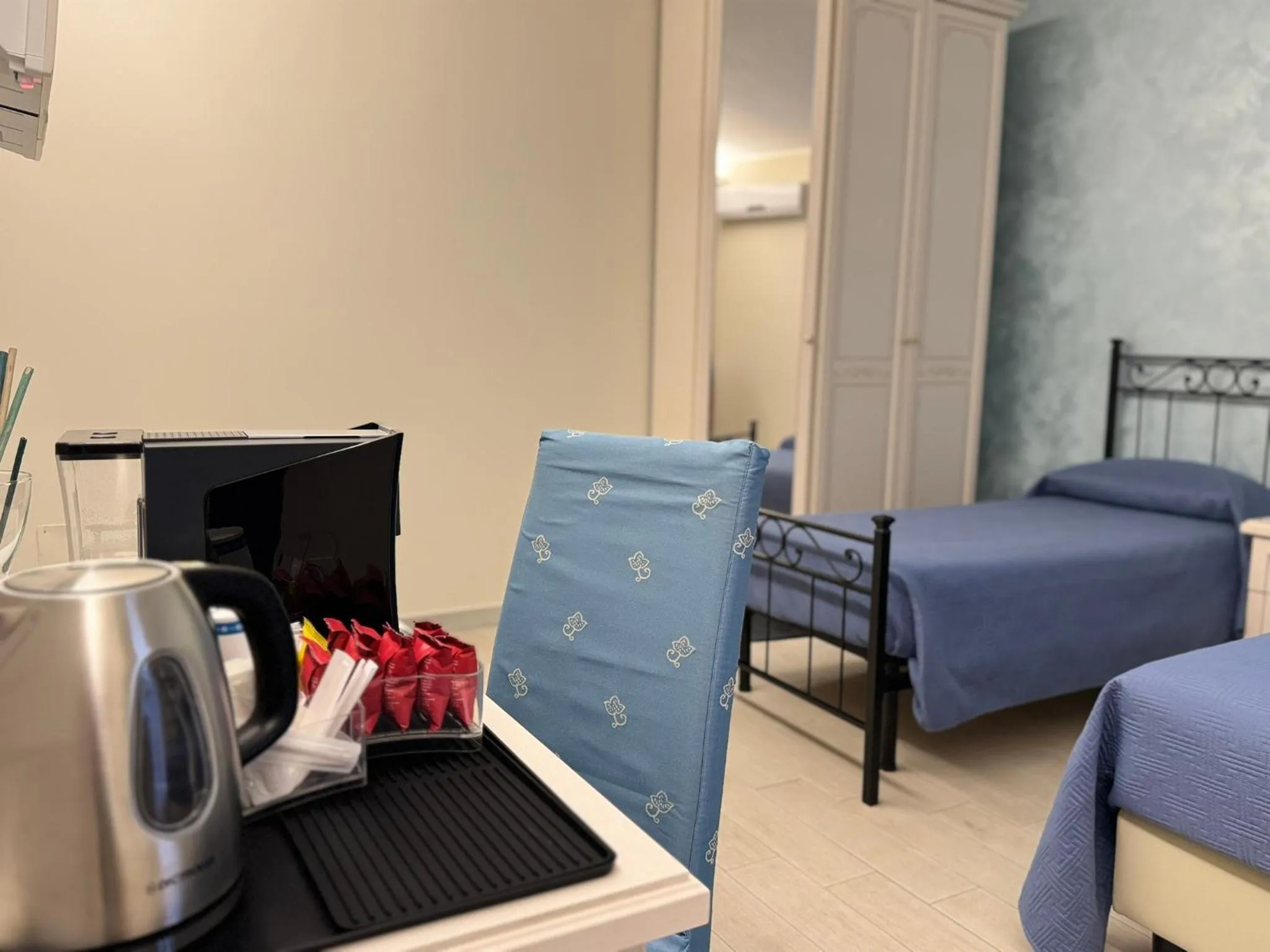 Coffee/tea facilities, Bed in Maison Bijou Guest House