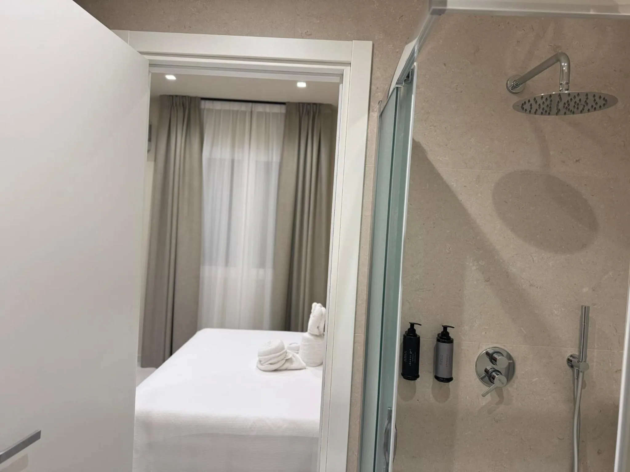 Bathroom, Bed in Maison Bijou Guest House