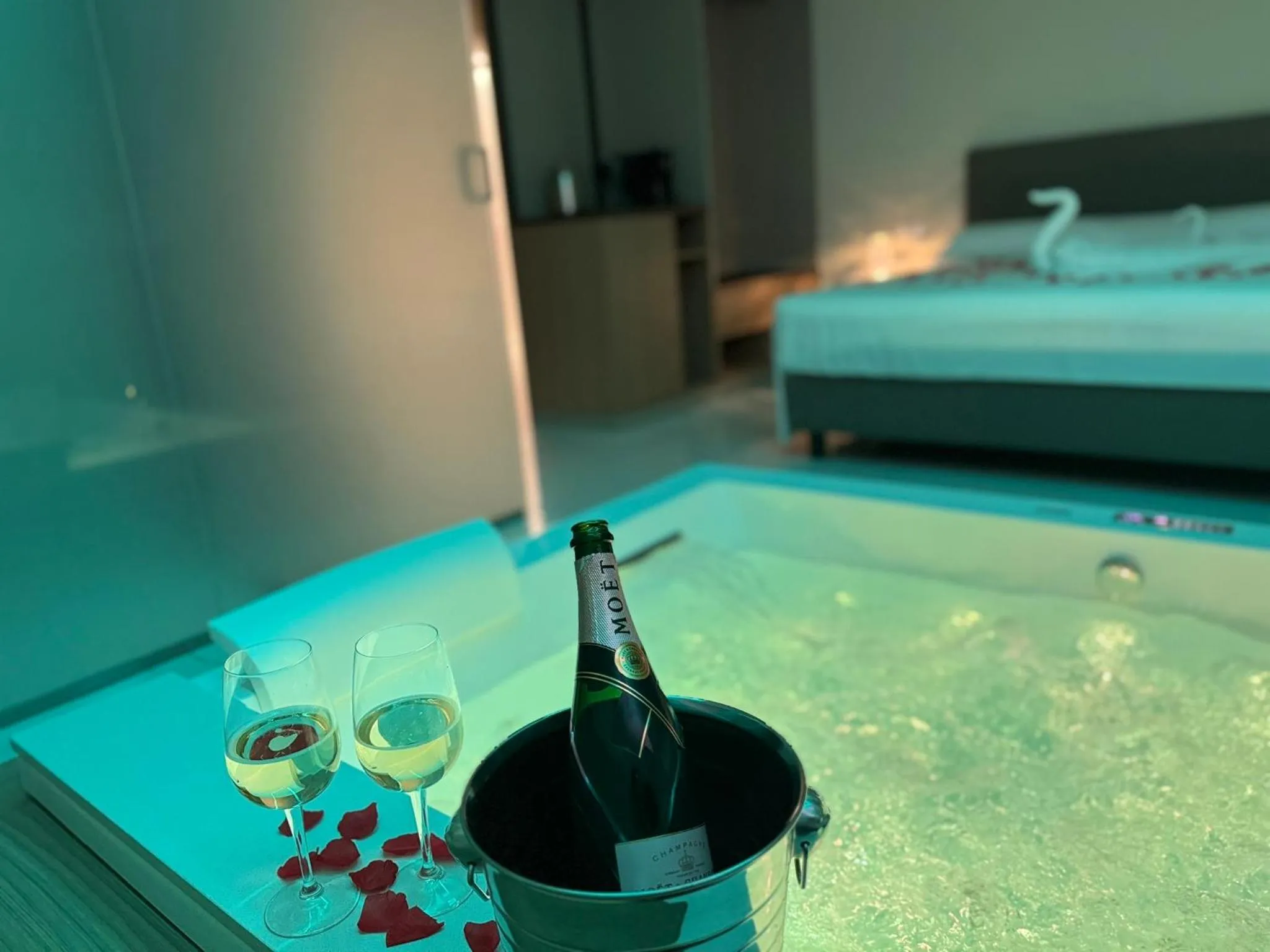 Hot Tub, Bed in Maison Bijou Guest House