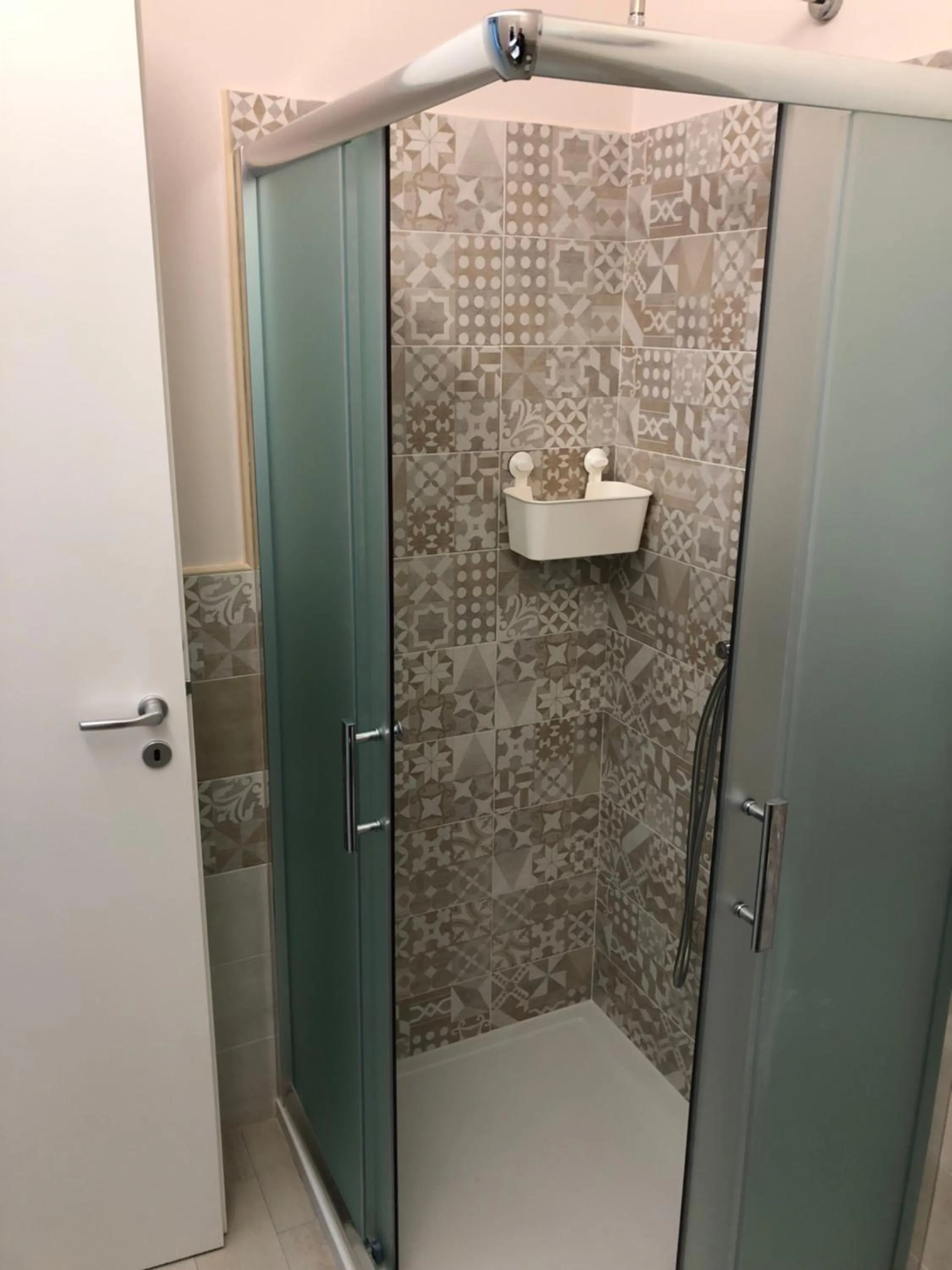 Shower in Maison Bijou B&B